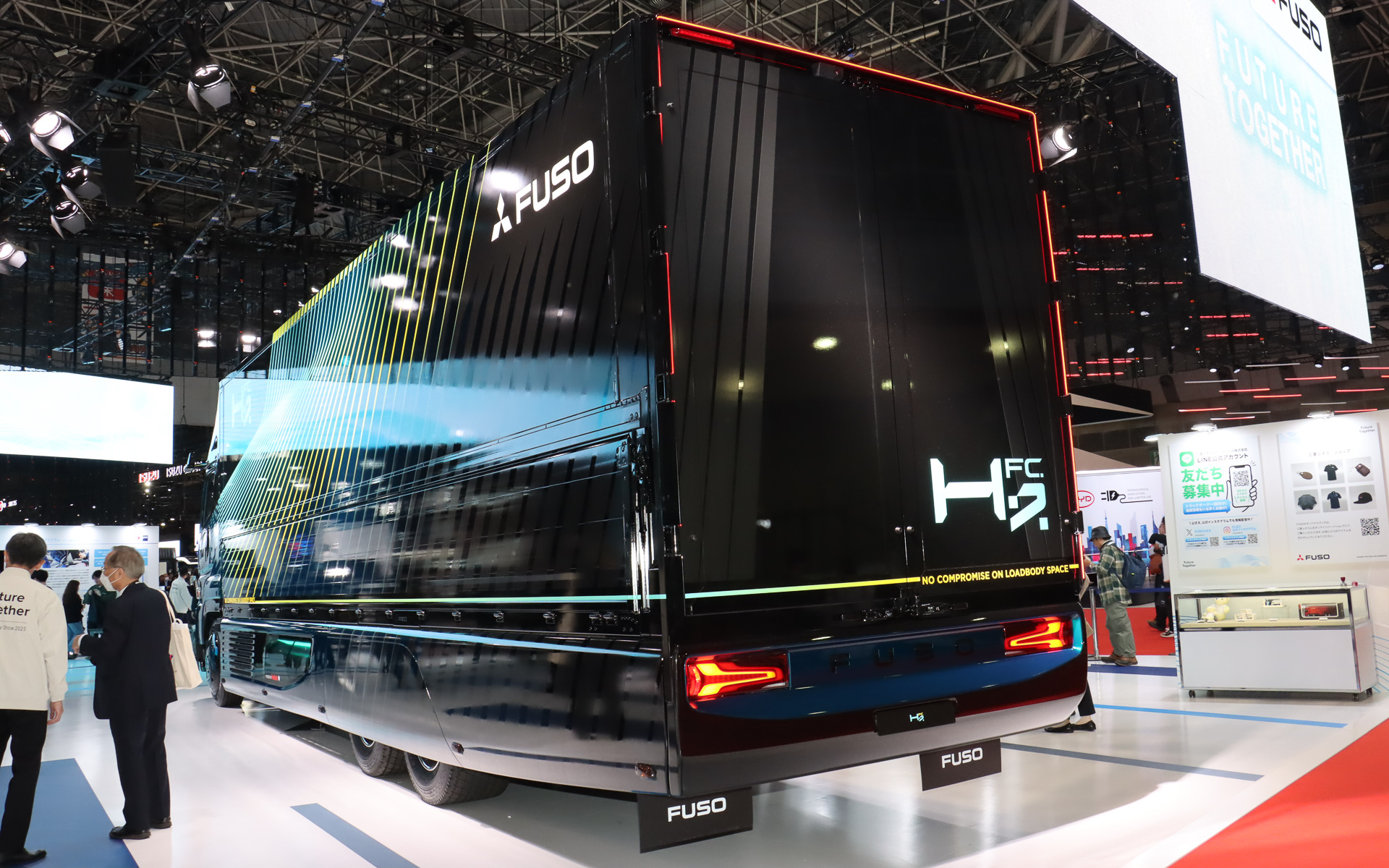 H2FCもH2IC同様に大型トラック・スーパーグレートがベース車両となっている