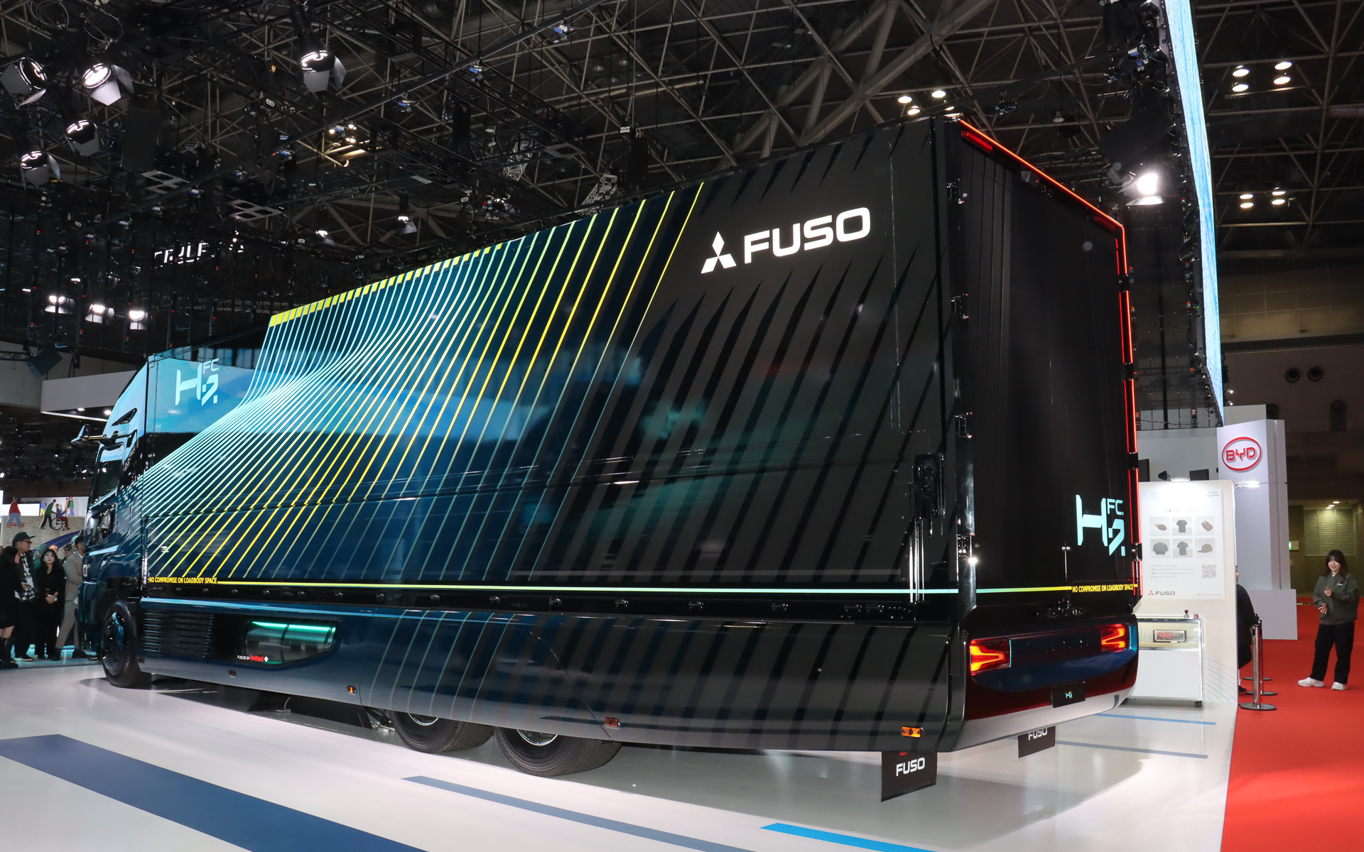 H2FCもH2IC同様に大型トラック・スーパーグレートがベース車両となっている