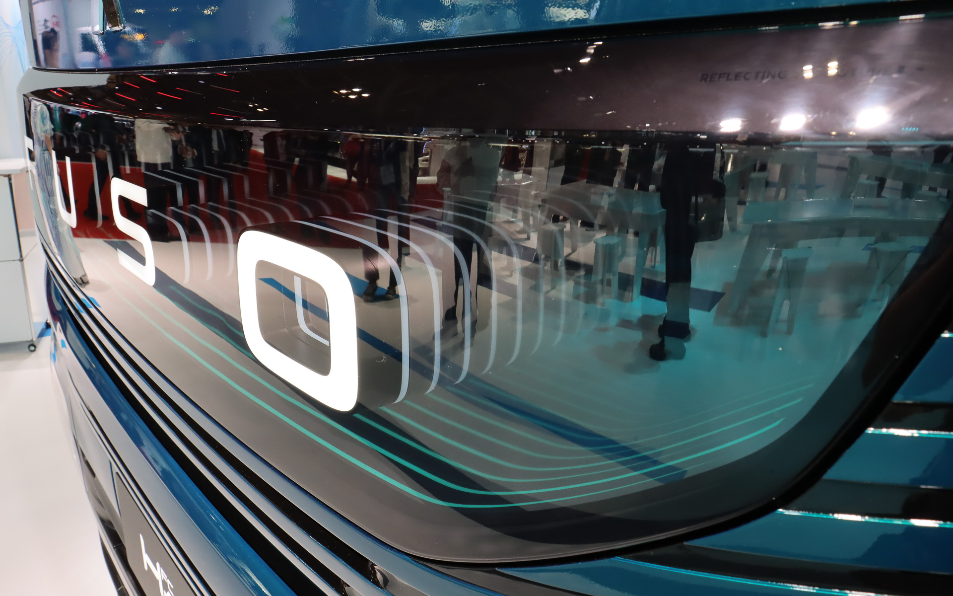 H2FCは3Dホログラムを利用した社名ロゴやスタイリッシュなホイールカバー、専用デザインのエアロパーツなどを装着して先進的な雰囲気をアピール