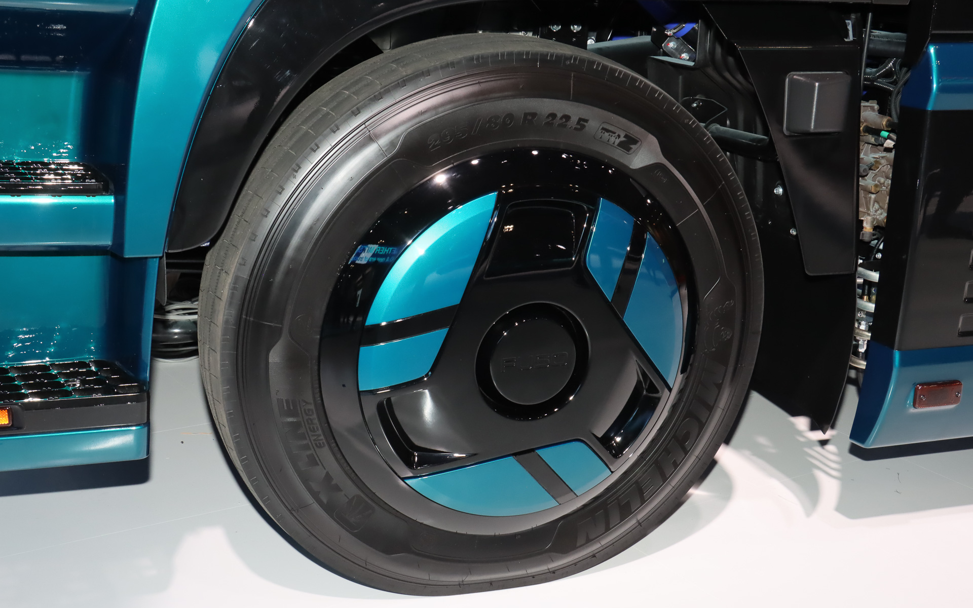 H2FCは3Dホログラムを利用した社名ロゴやスタイリッシュなホイールカバー、専用デザインのエアロパーツなどを装着して先進的な雰囲気をアピール