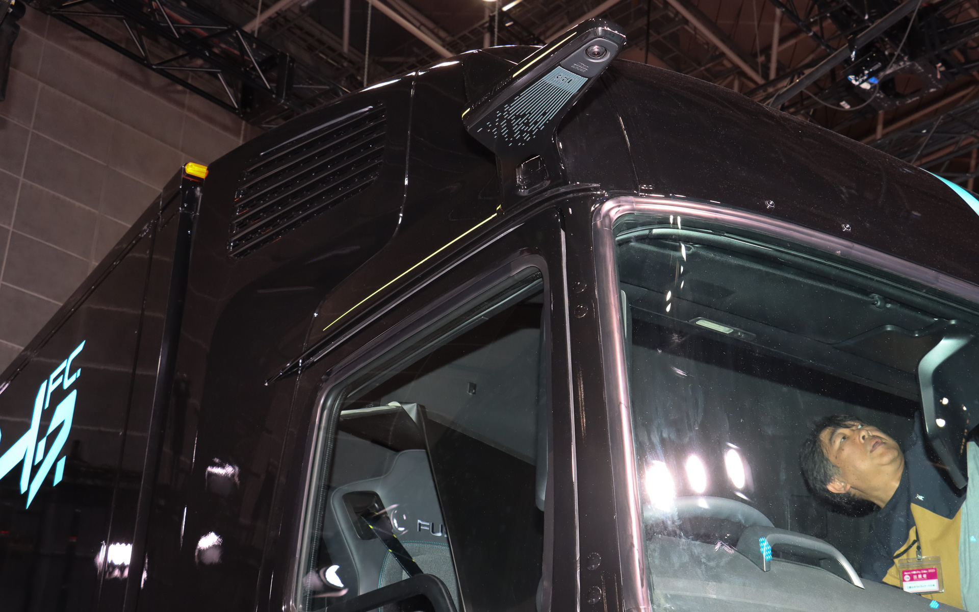 フロントウィンドウ上の左右2か所、リアの中央1か所の計3個のカメラで撮影した映像を組み合わせ、画像補正技術で「上空から見下ろしているかのような映像」も表示可能な360度カメラシステムを搭載