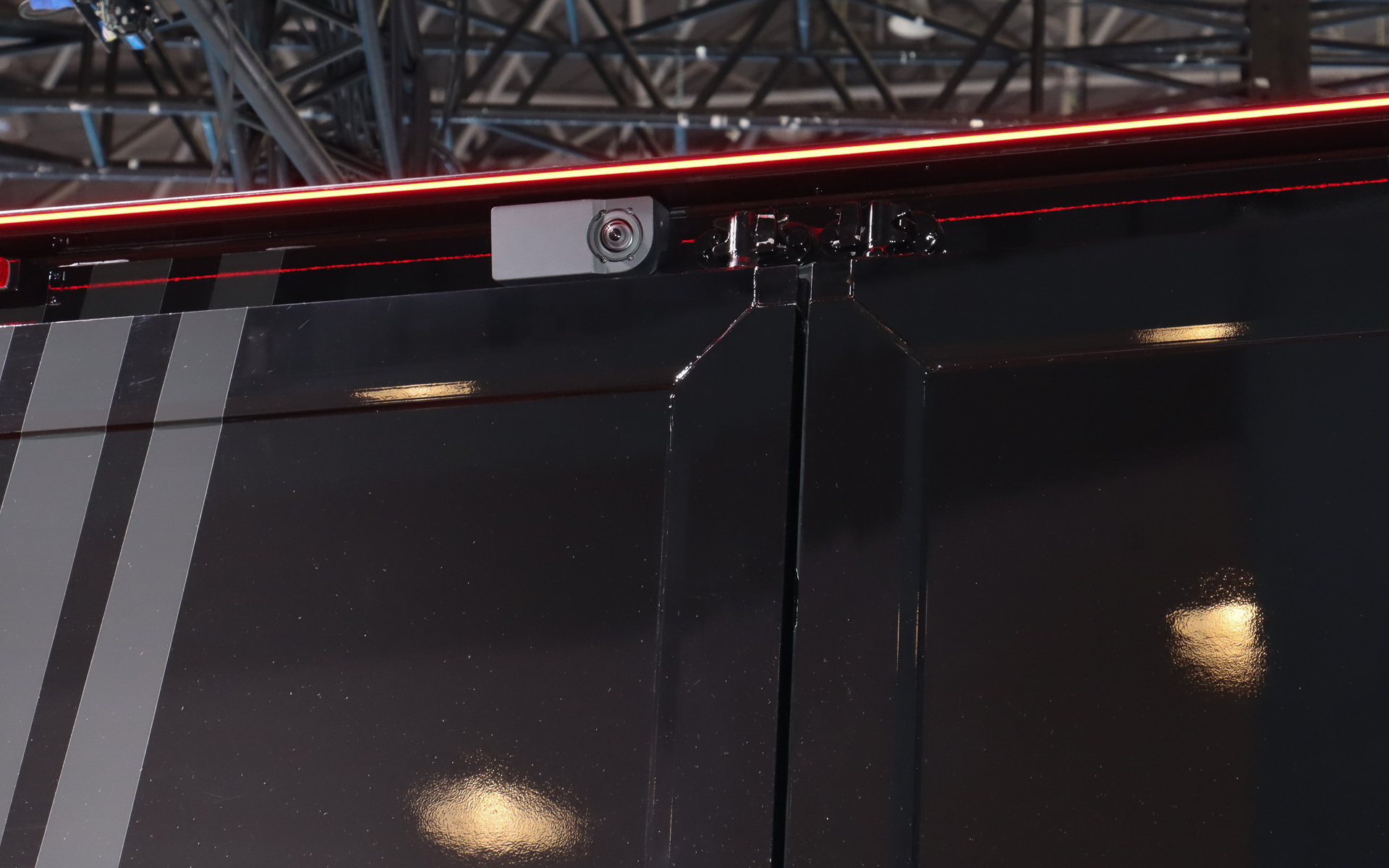 フロントウィンドウ上の左右2か所、リアの中央1か所の計3個のカメラで撮影した映像を組み合わせ、画像補正技術で「上空から見下ろしているかのような映像」も表示可能な360度カメラシステムを搭載