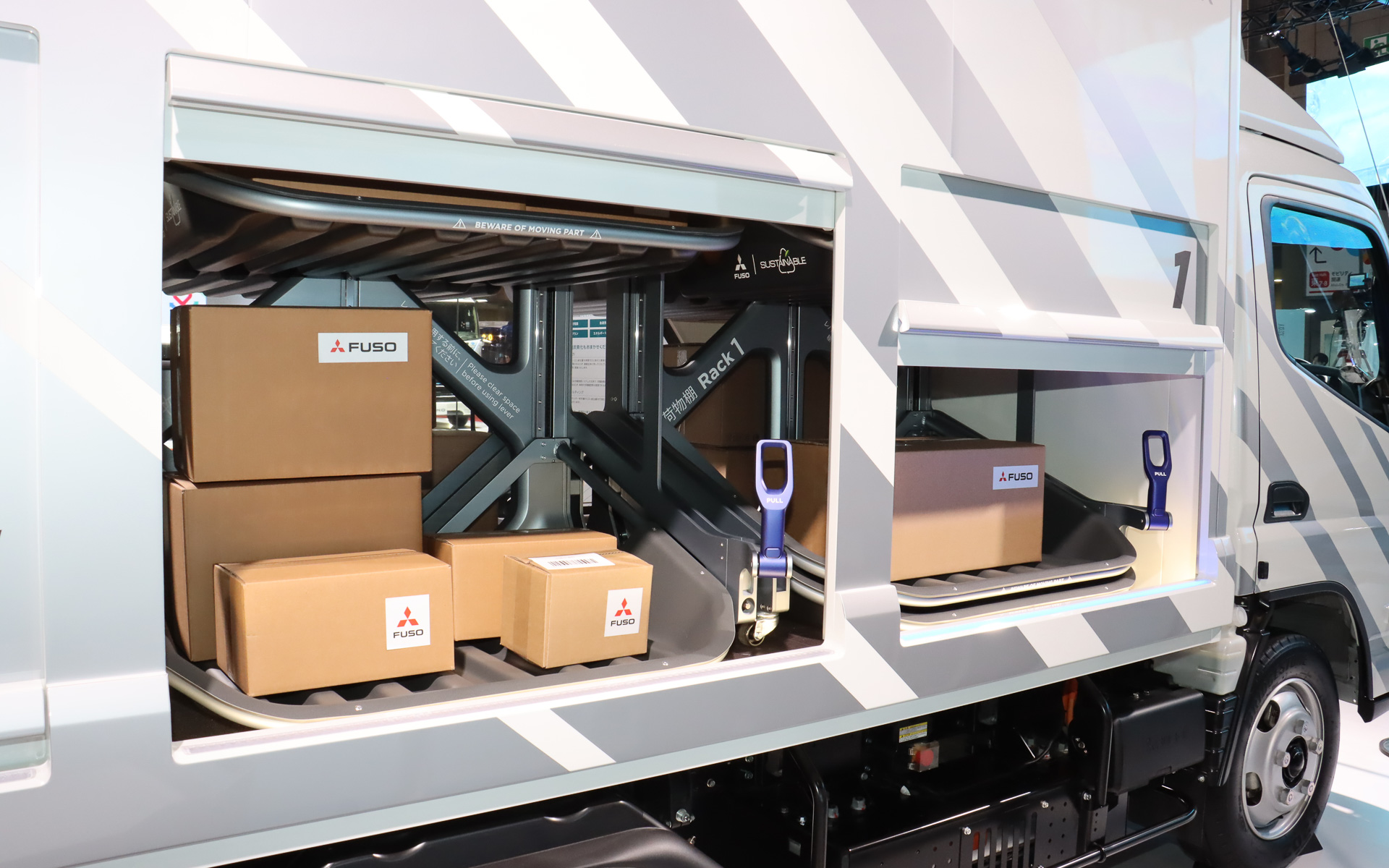 荷物は運転席側に設置されたスライドドアから取り出され、一番下にある荷台テーブルが空になったら台車右下のレバーを操作して上の荷台テーブルを降ろすといったルーティーンで配送されていく