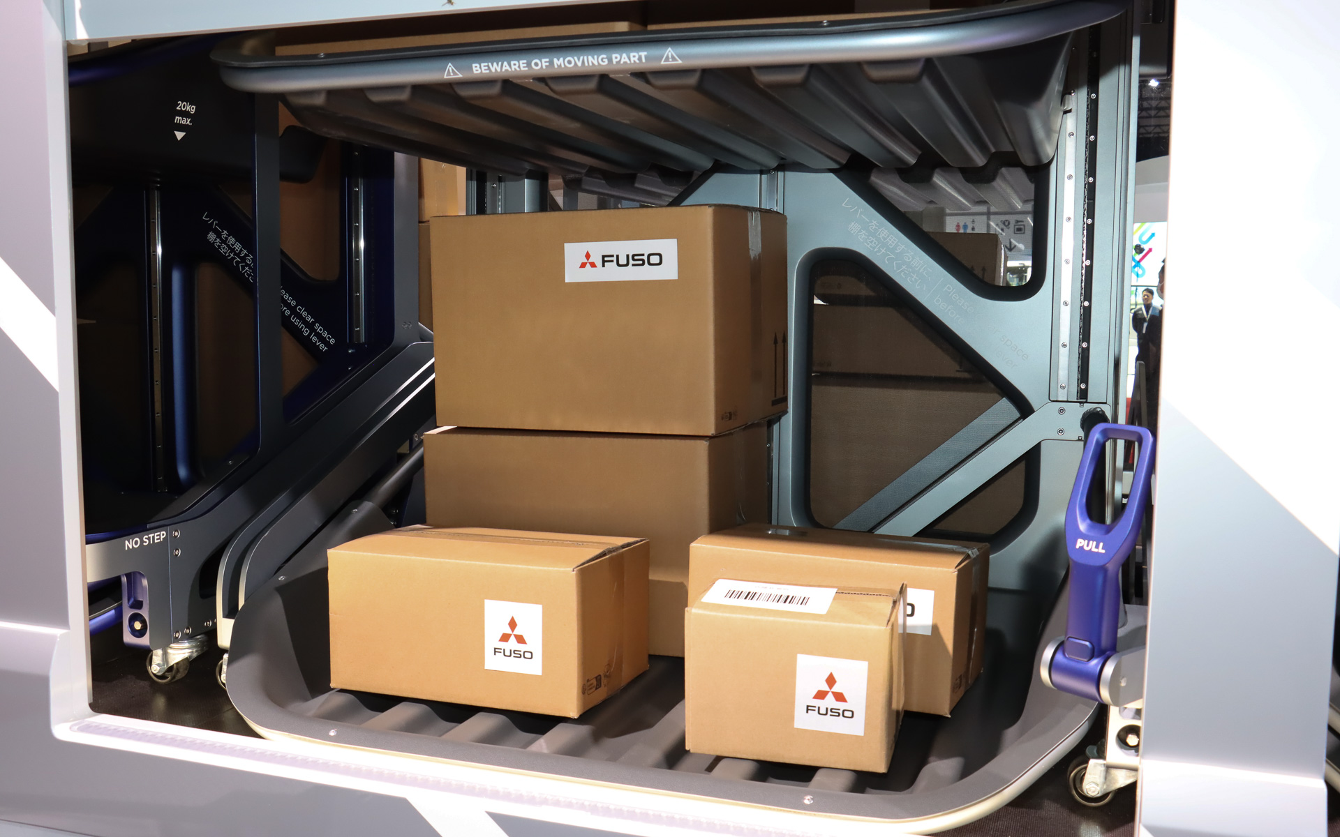 荷物は運転席側に設置されたスライドドアから取り出され、一番下にある荷台テーブルが空になったら台車右下のレバーを操作して上の荷台テーブルを降ろすといったルーティーンで配送されていく