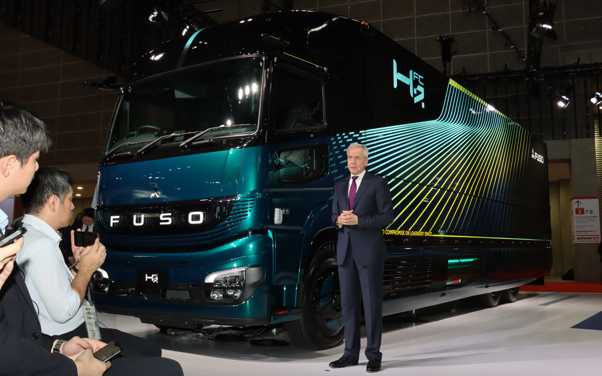 H2FCではサブクール液体水素のsLH2を採用し、水素輸送コストの大幅な低減、充填作業の簡素化、シンプルなインフラと水素ステーションの実現が可能になるという