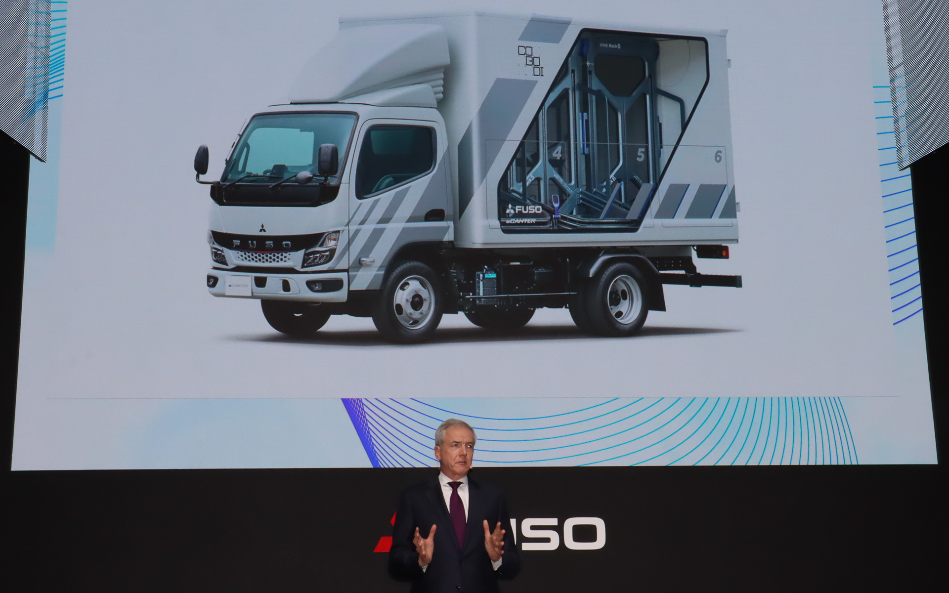 コボディについて解説するデッペン氏