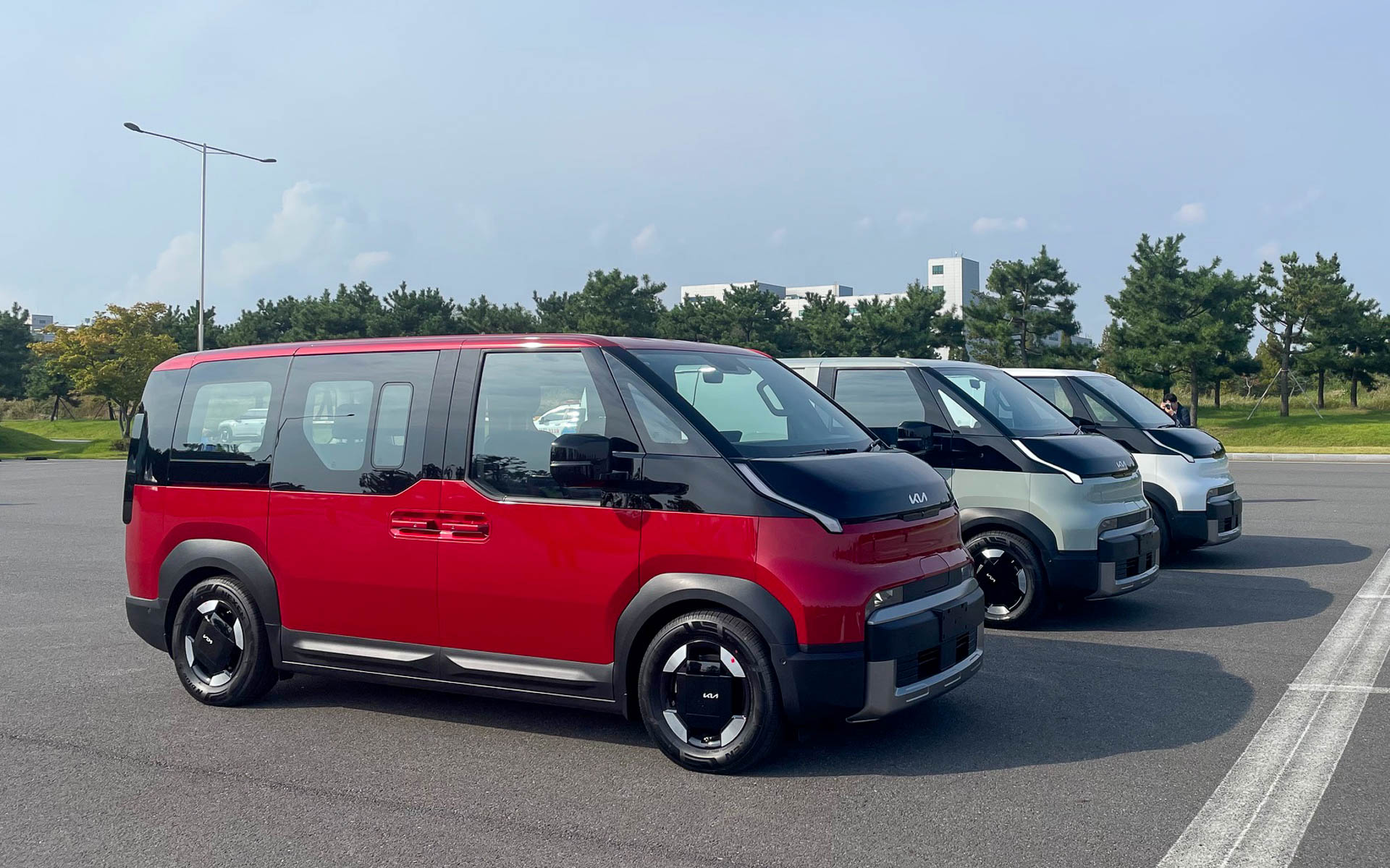 5人乗りと2人乗りのKia「PV5」。赤いボディカラーはパッセンジャー