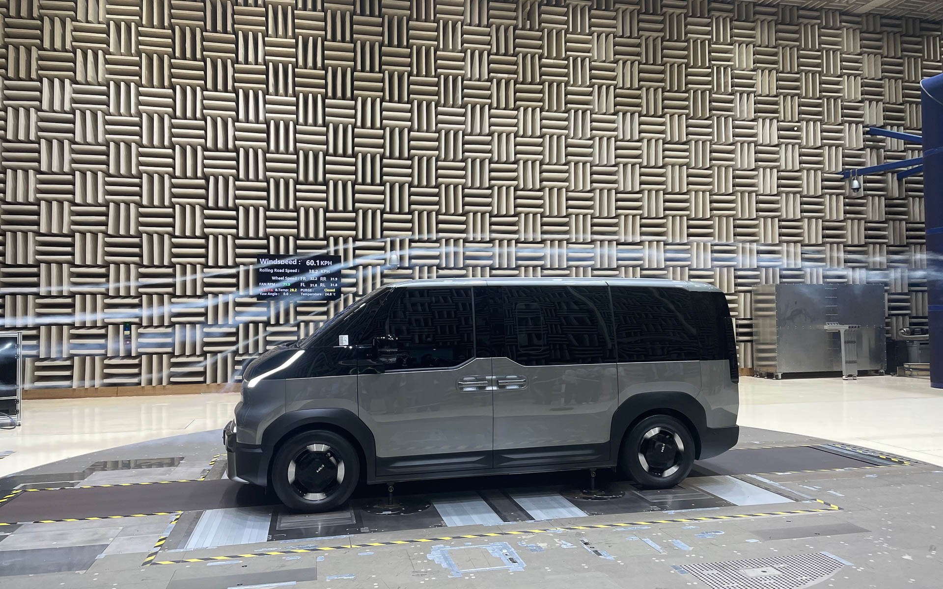 風洞内のPV5。EVにとって空力は重要。電費に直接影響するだけに細部にわたる造形の工夫がされている。とくにリアエンドの風の流れが素晴らしい