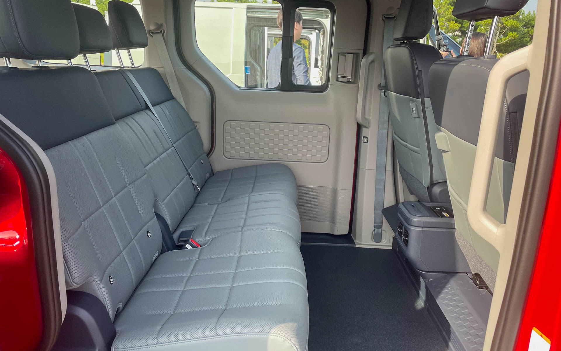 パッセンジャーのセカンドシート。商用車のバリエーションだけにシンプル。自分でアレンジするのも楽しそう