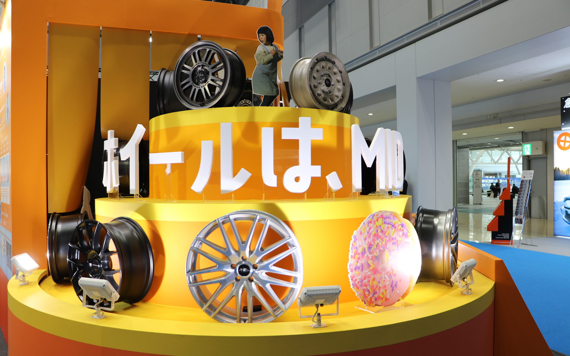 隣のマルカサービスのブースは、ポップな明るいカラフルな展示コーナーを設けている