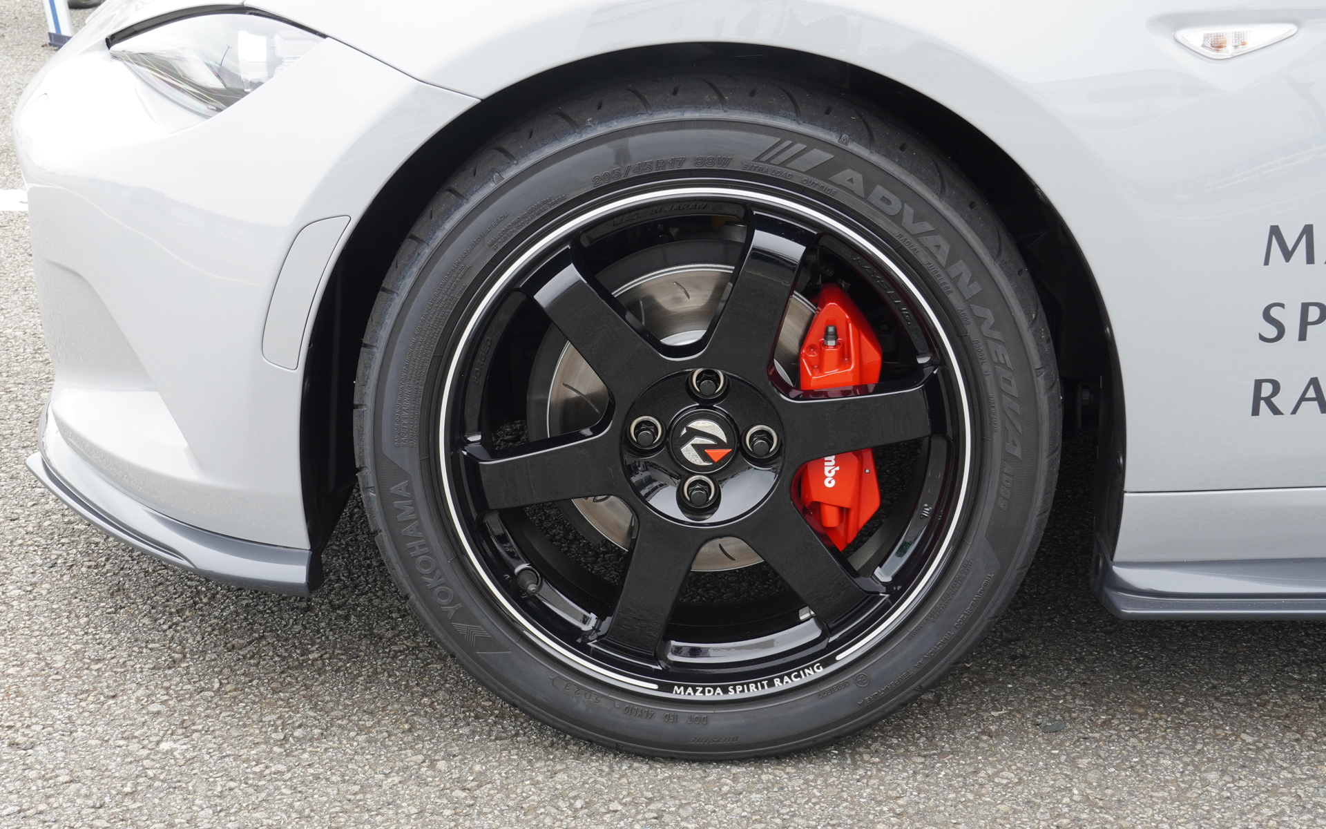 マツダと共同開発した鍛造1ピースアルミホイールを履く