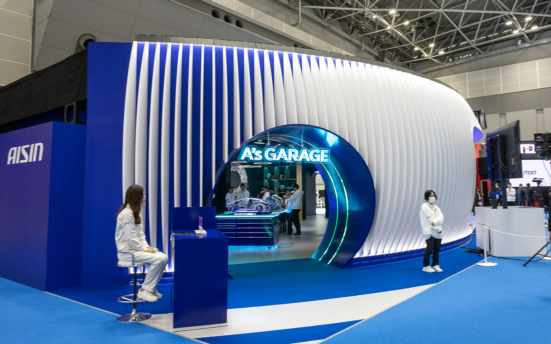 アイシンブースの入口。ガレージをテーマにしたユニークなスペースとなっている