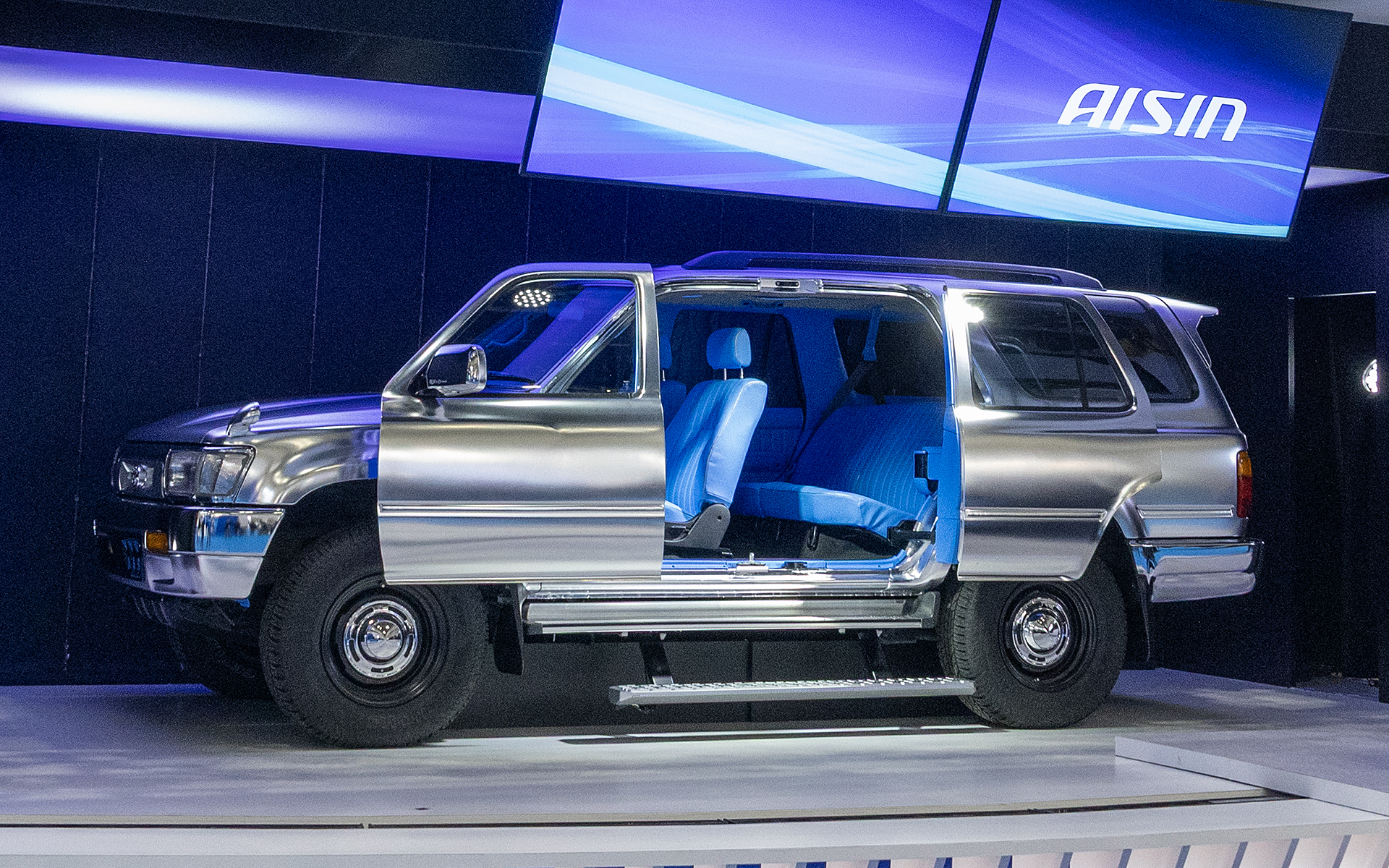 アイシンの博士の愛車はアイシンの知能化技術を搭載したハイラックスサーフ。今回のコンセプトカーだ