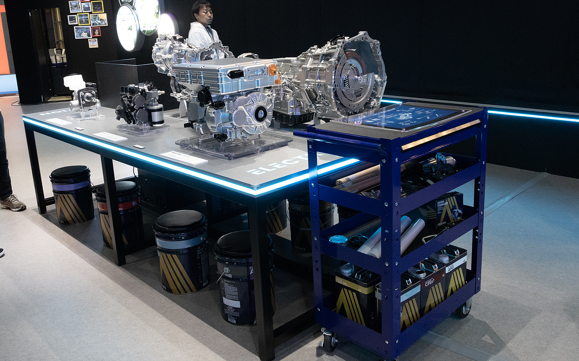 作業台風の展示台に最新の製品が置かれている。あくまでも製品展示であるが、内装の雰囲気から作業待ちのために置かれた部品のようにも見える