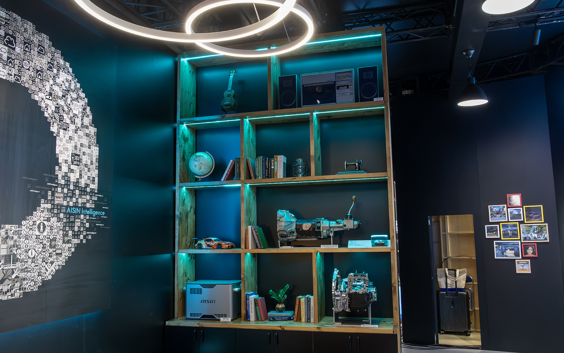 壁には棚が設けられる。ここに置かれているのはアイシンの製品。トランスミッションはトヨタ2000GT用。アイシンが初めて作ったマニュアルミッションだ