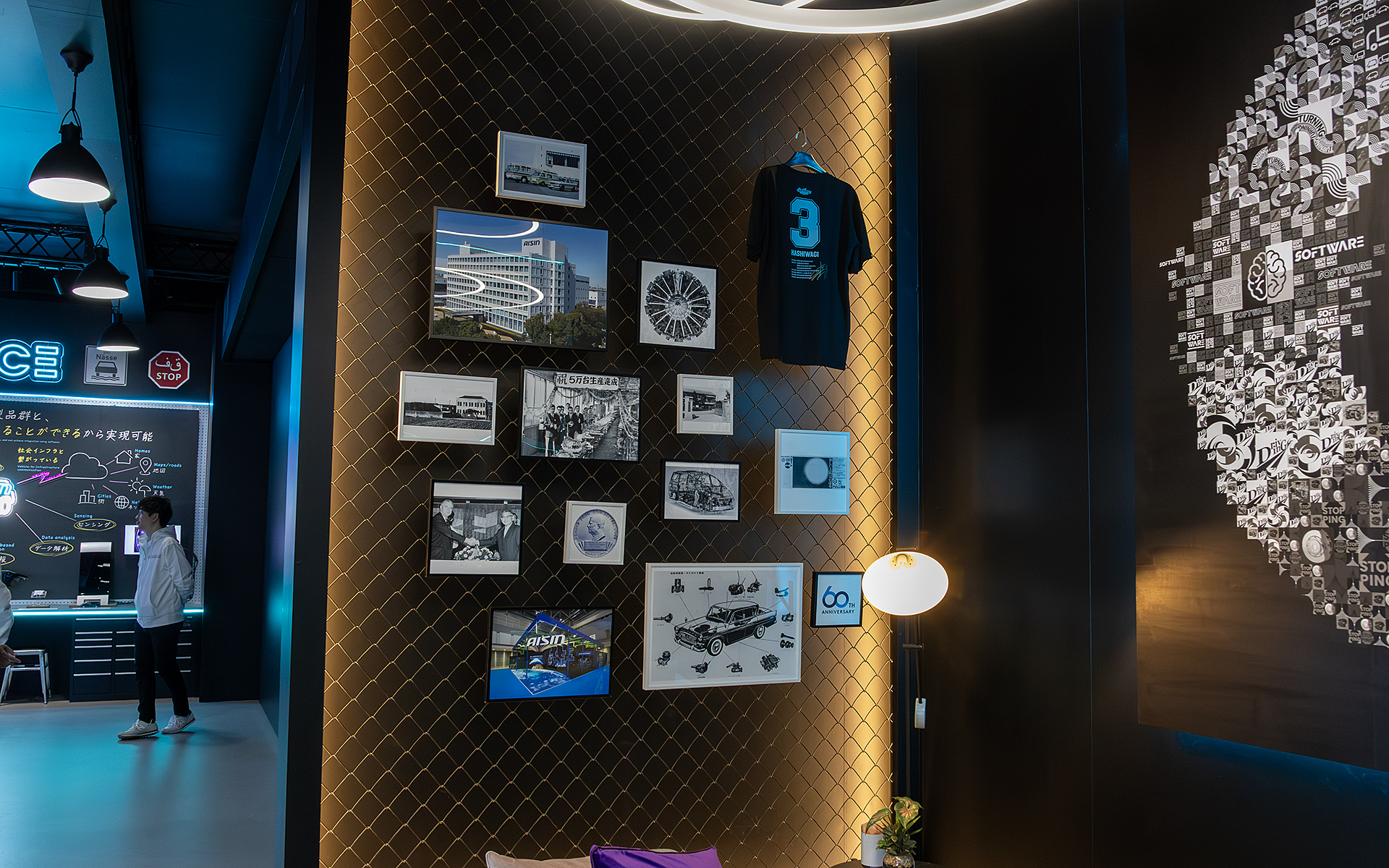 反対側の壁には写真が飾ってある。アイシンは今年で60周年ということで、歴史を見せる展示になっている