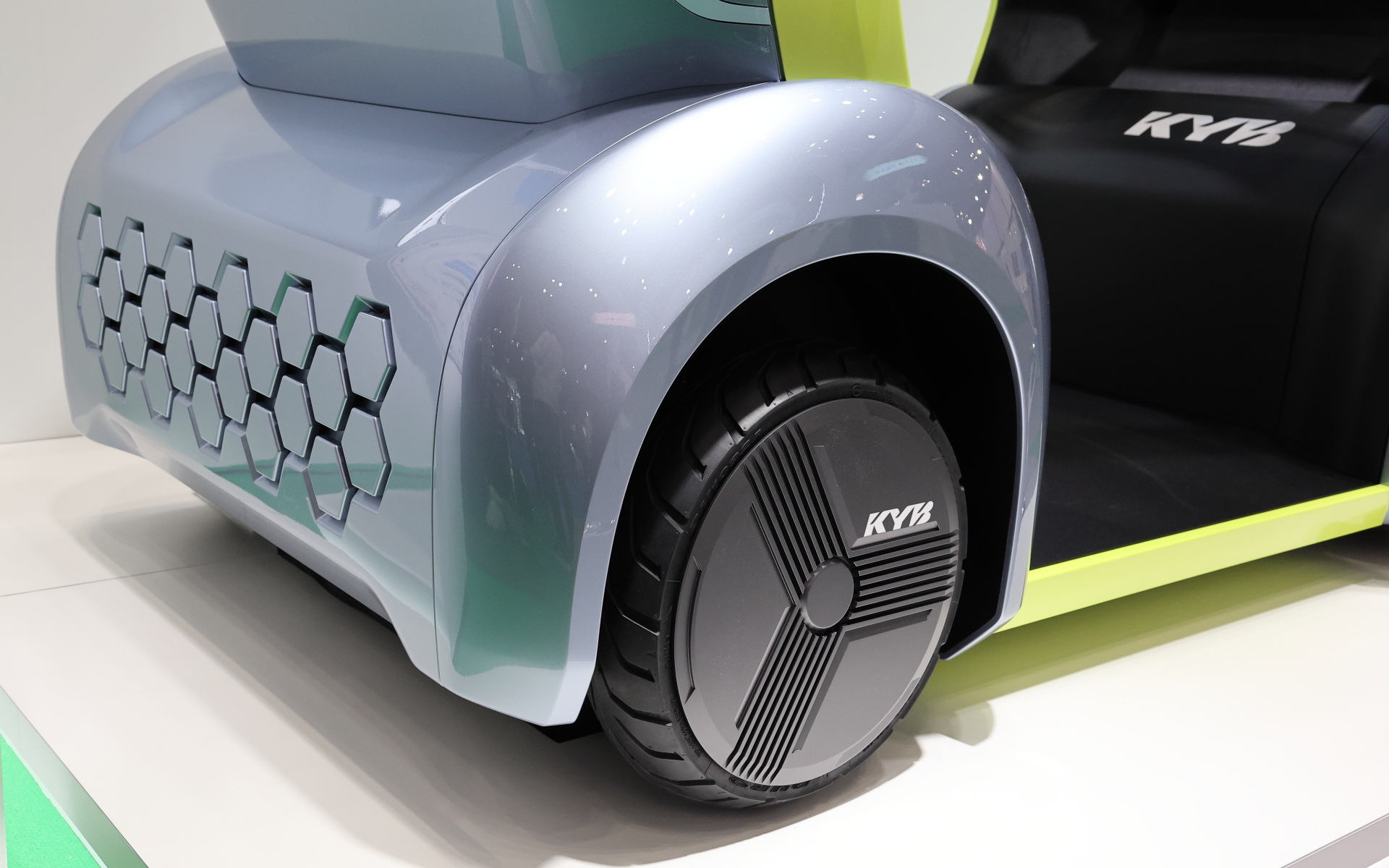 フルアクティブサスペンションを備えている