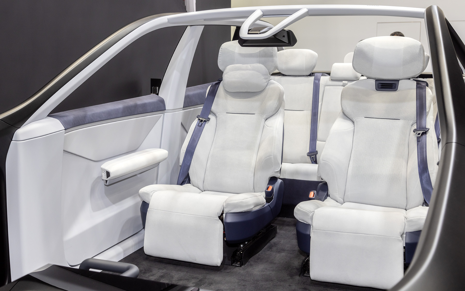 リラックス＆セーフティシートを中心とした次世代のキャビンを提案