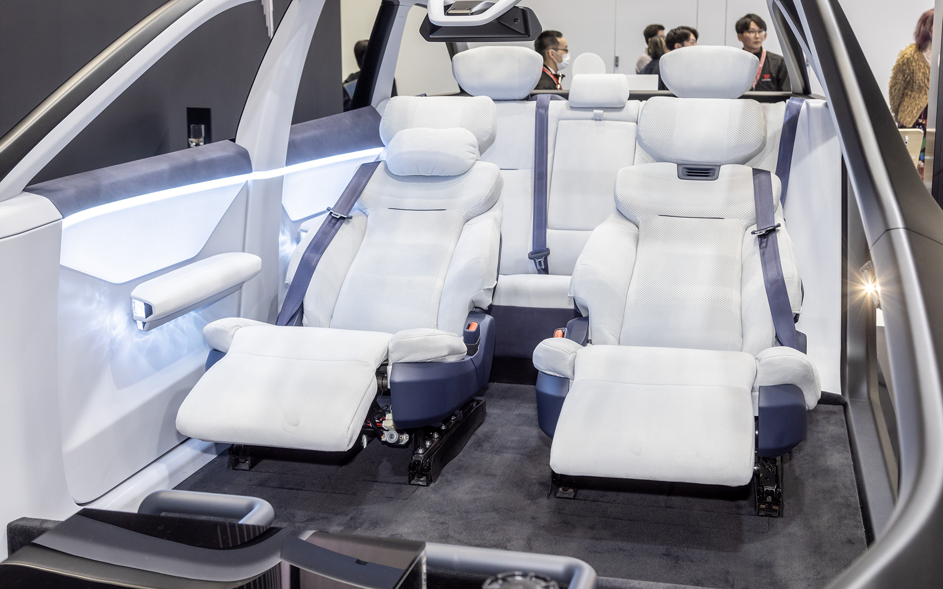 シートポジションはもちろんイルミネーションやシートの振動なども統合して空間を演出する仕組みを採用している