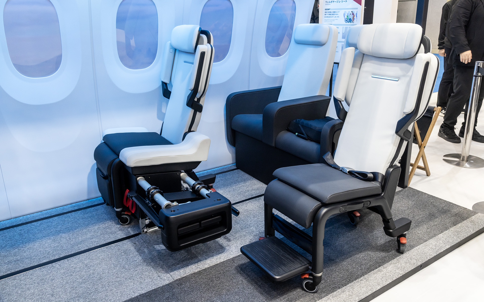 横にスライドさせて引き抜くとそのまま機内移動用の車いすに