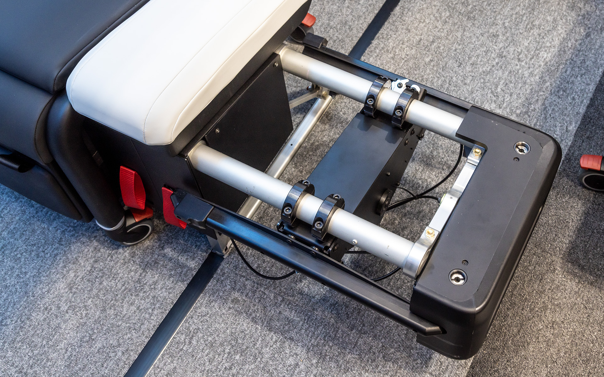 フレーム。座面左側の白いエクステンション部も取り外し可能となっている