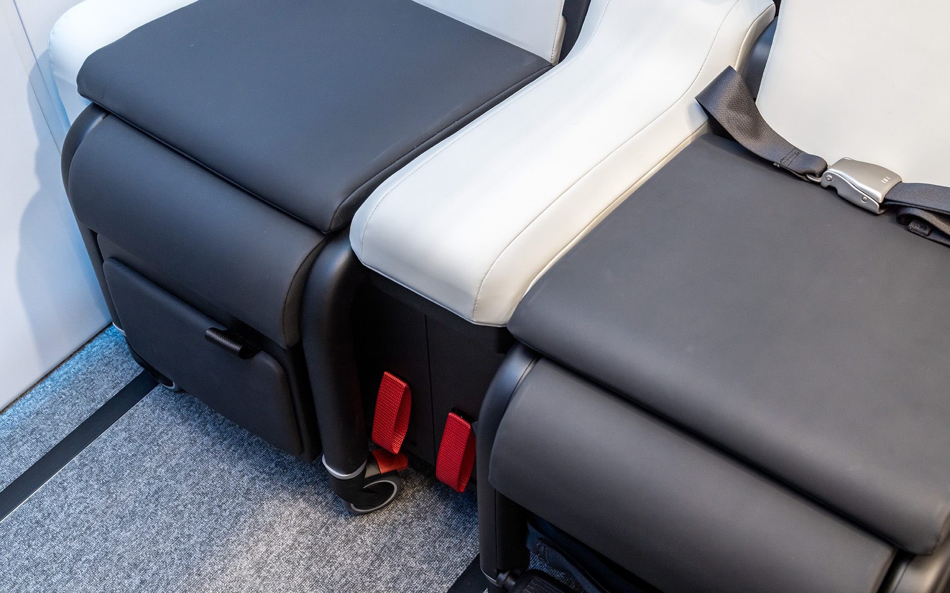 救命胴衣は左右席の中央下部に