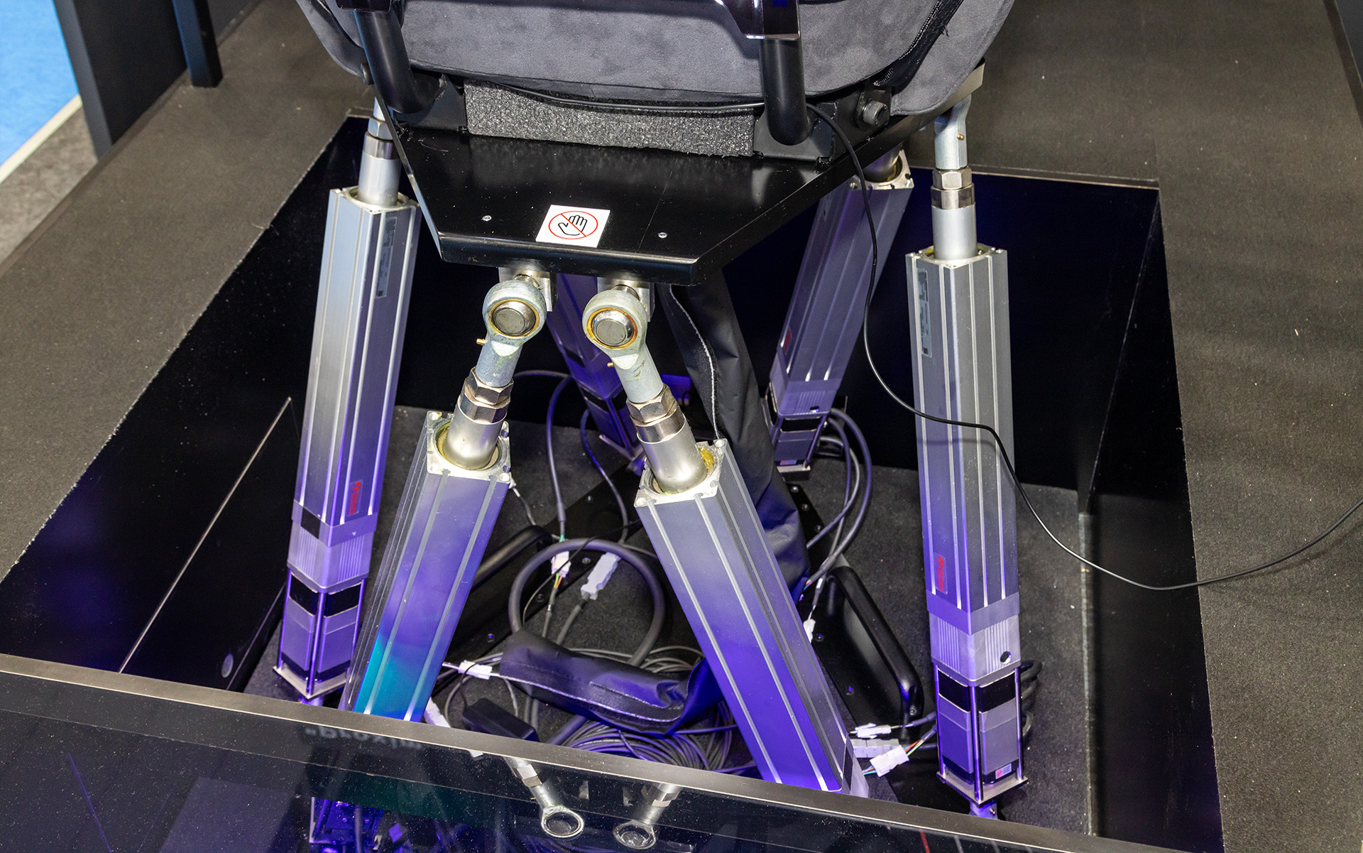 シートは6軸でコントロール