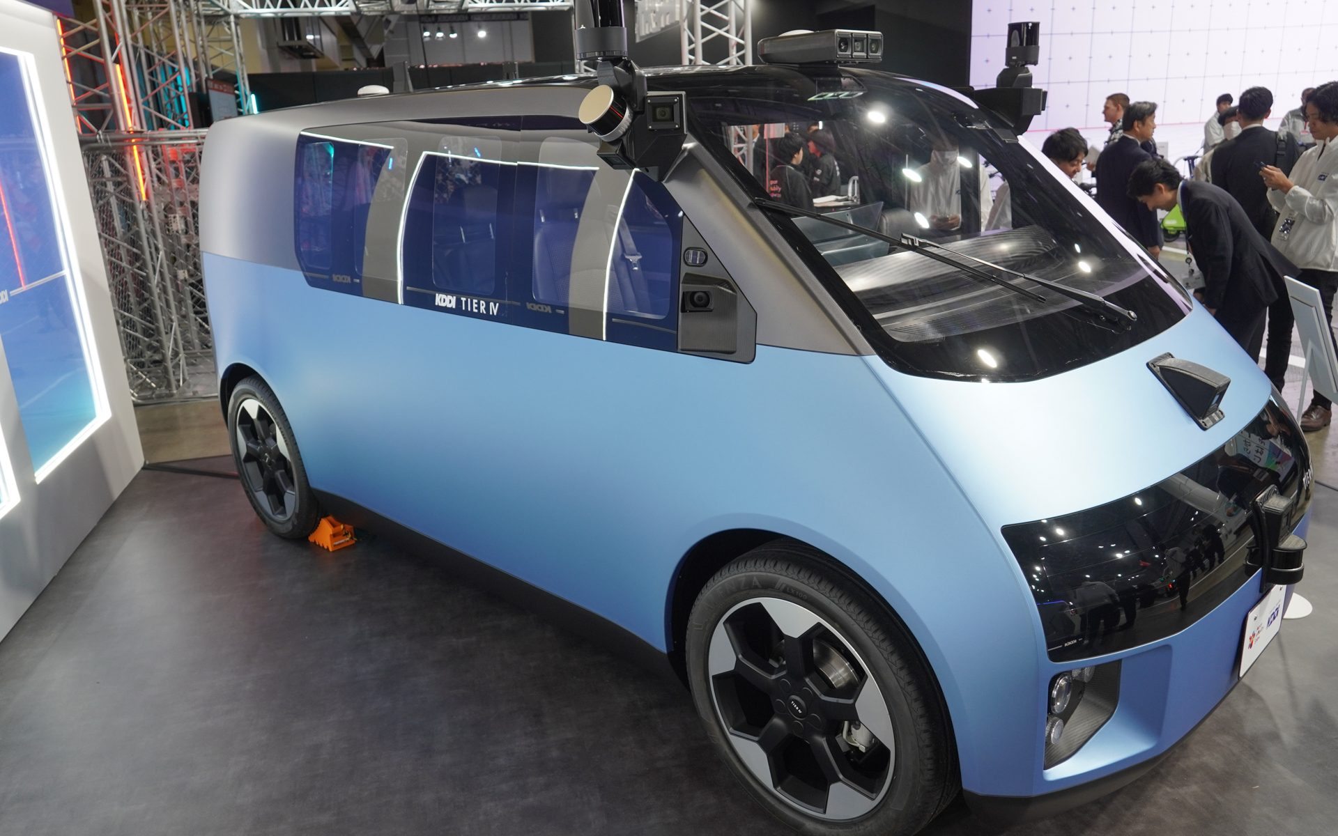 KDDIブースでは自動運転の制御をするティアフォー製の自動運転モビリティが展示される