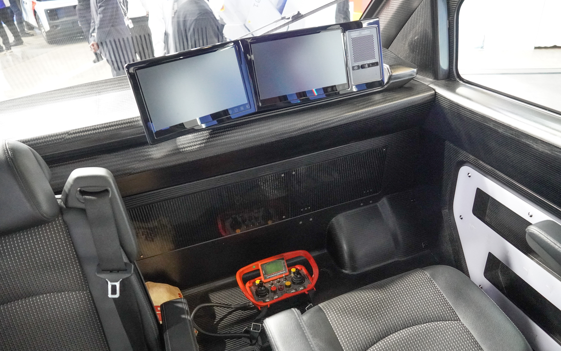 ステアリングホイールはない