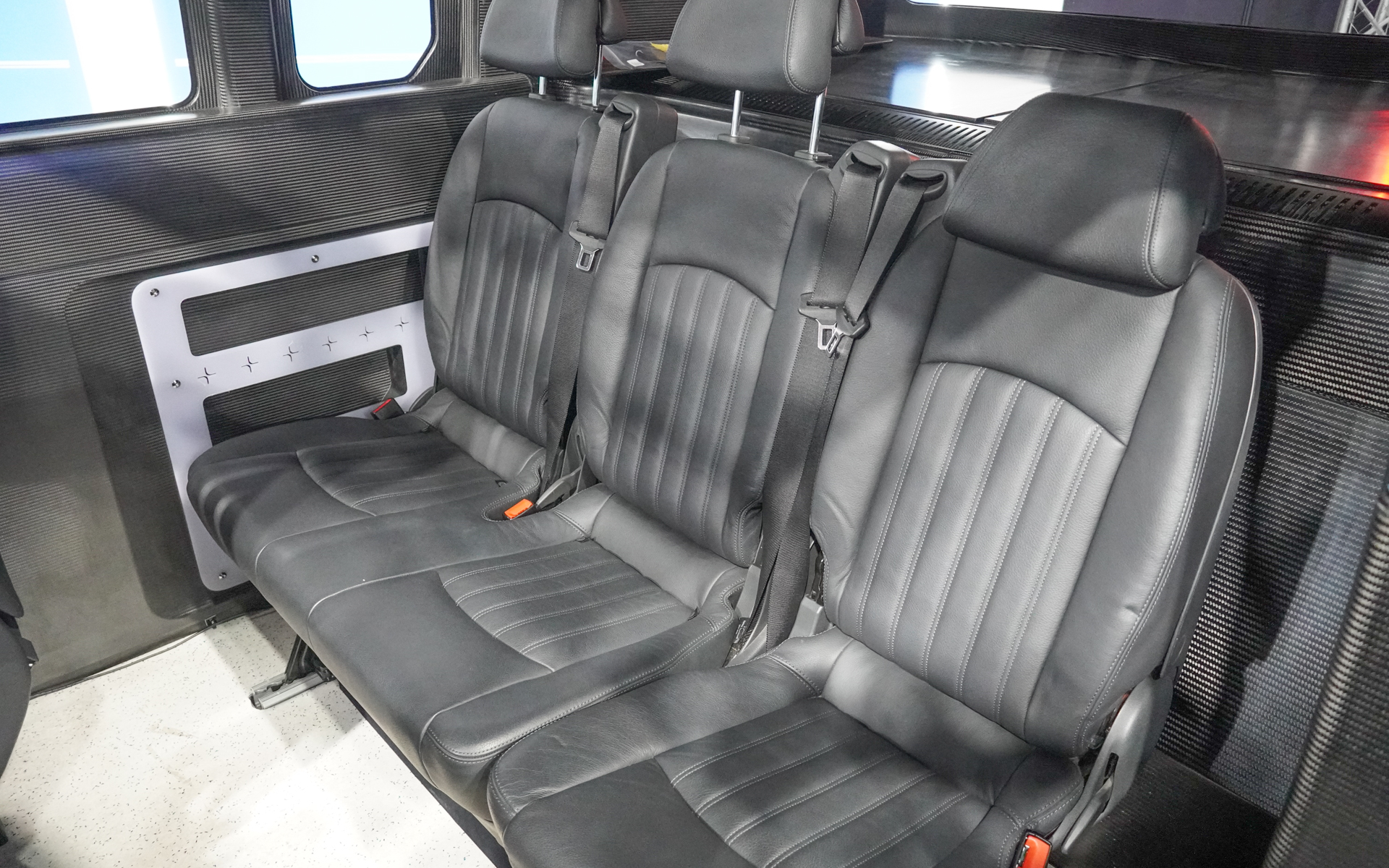 リアシートは3人がけ