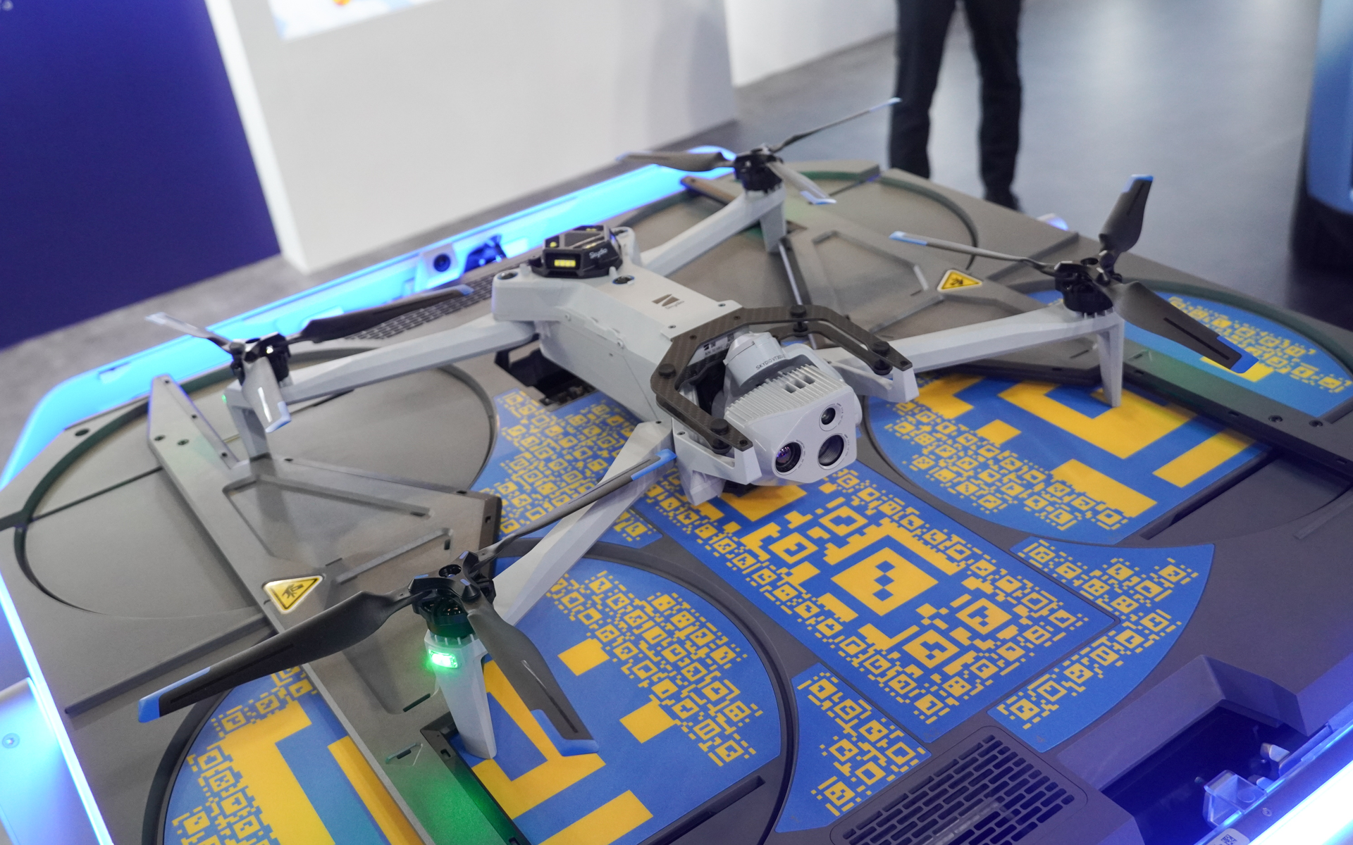 ドックに着陸しているAIドローンはKDDIが出資するSkydio, Inc製の「Skydio Dock for X10」