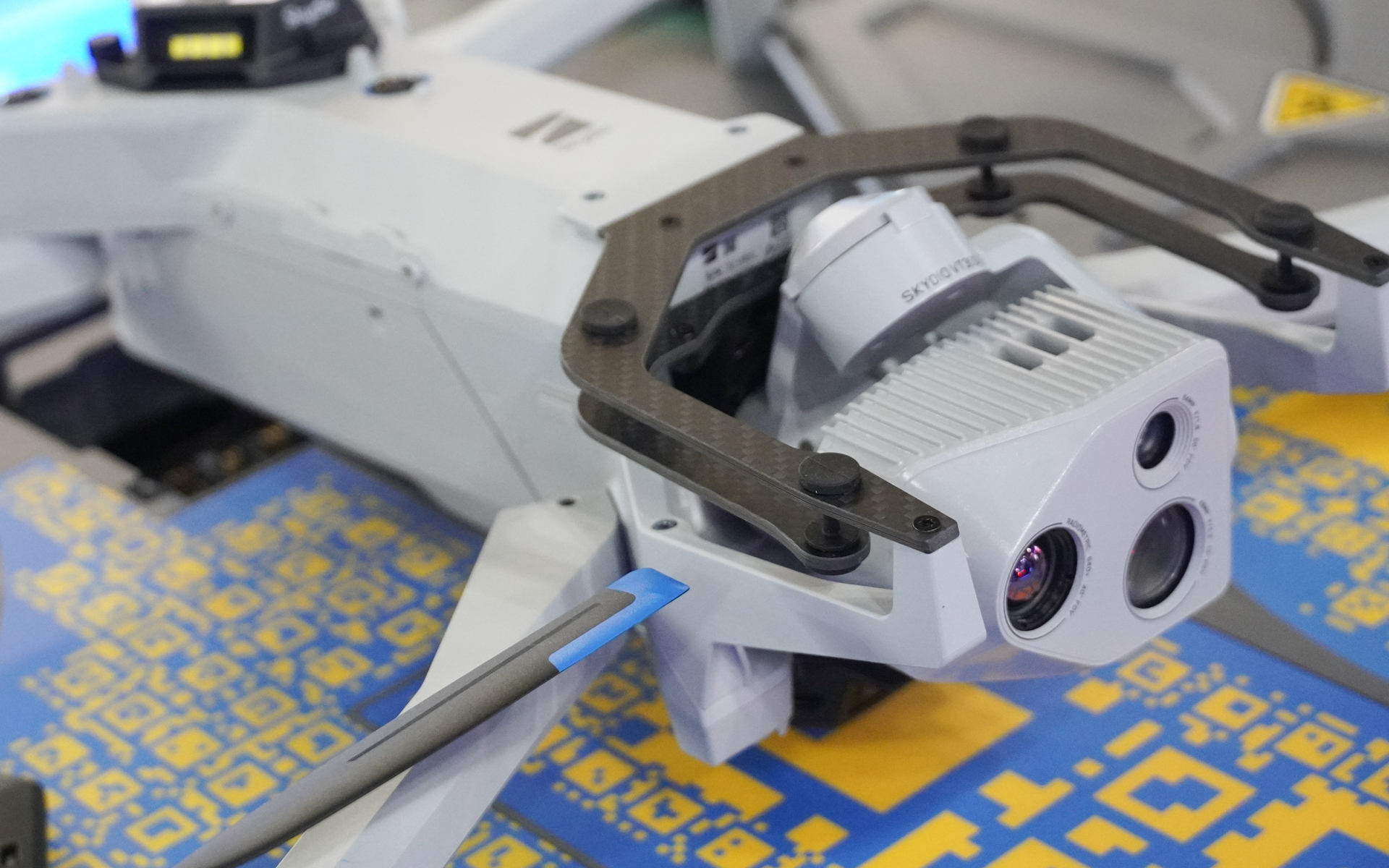 ドローンにはカメラやセンサー、ライトやスピーカーが搭載される