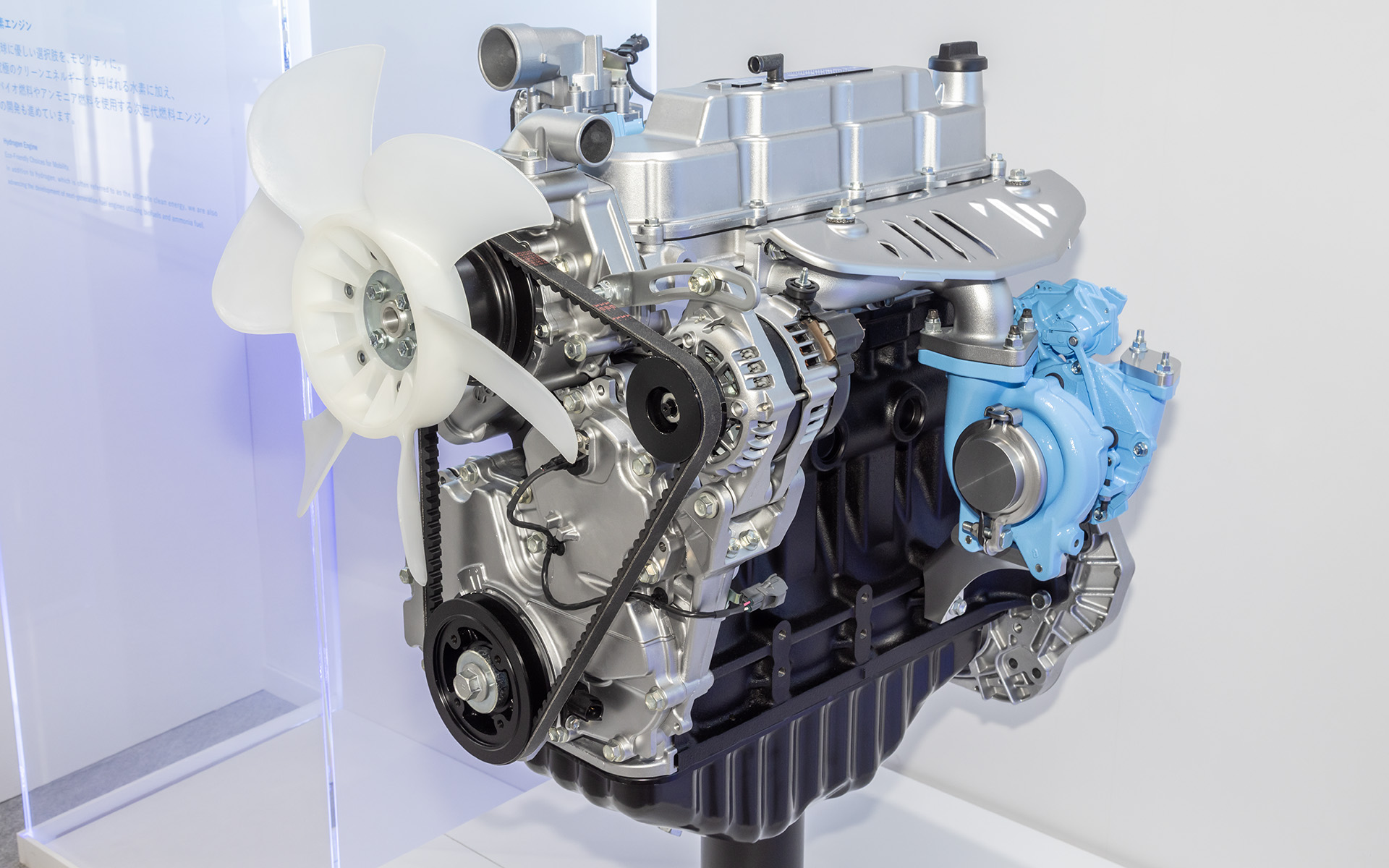 豊田自動織機ブースに参考出展された開発中の水素エンジン。内燃機関の技術が応用可能でカーボンニュートラル実現に向けたパワーユニットの選択肢拡大を目指す