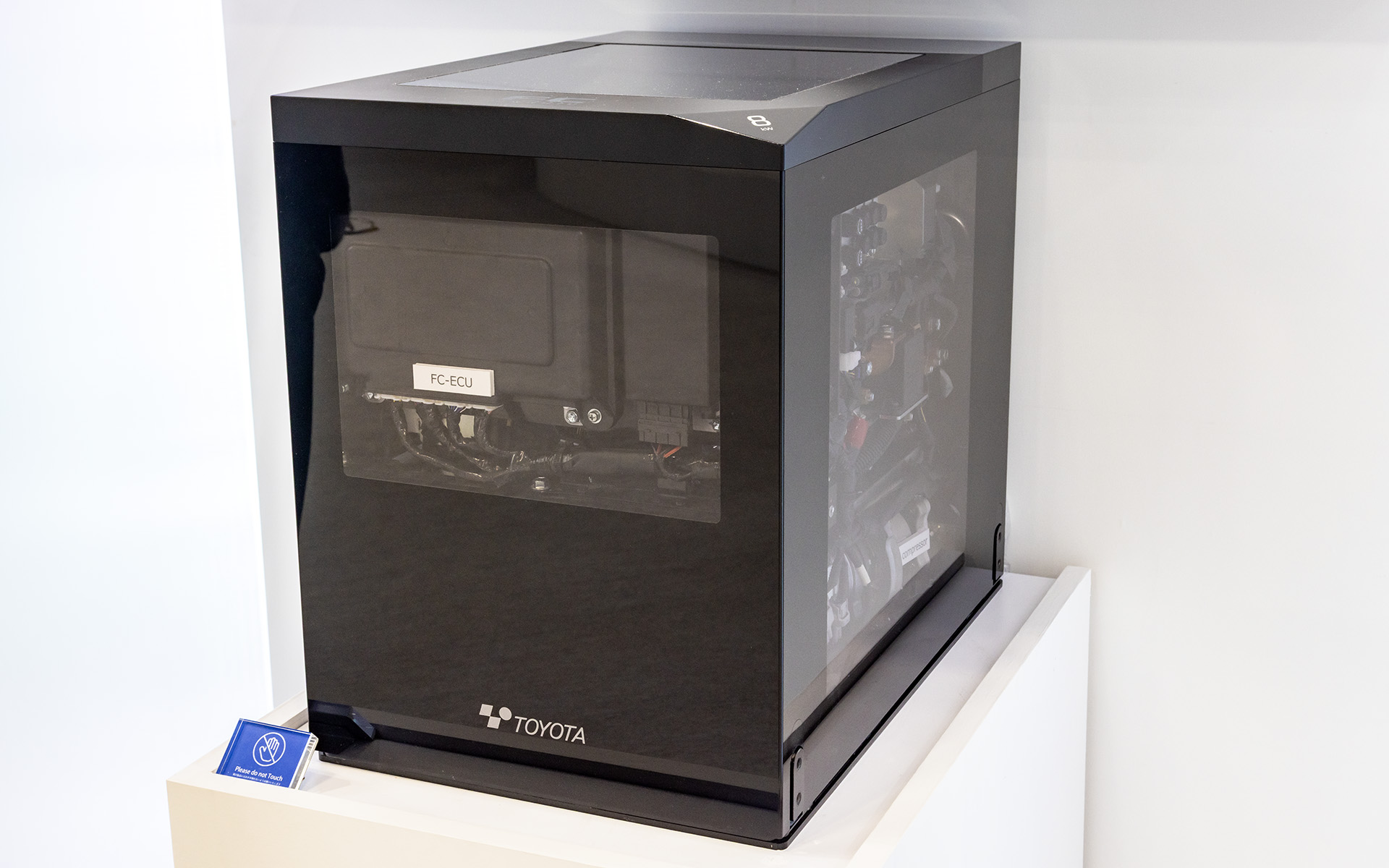 発電機用8kW燃料電池モジュール。FCスタックやエアコンプレッサー、水素循環ポンプなどをパッケージ化したもの