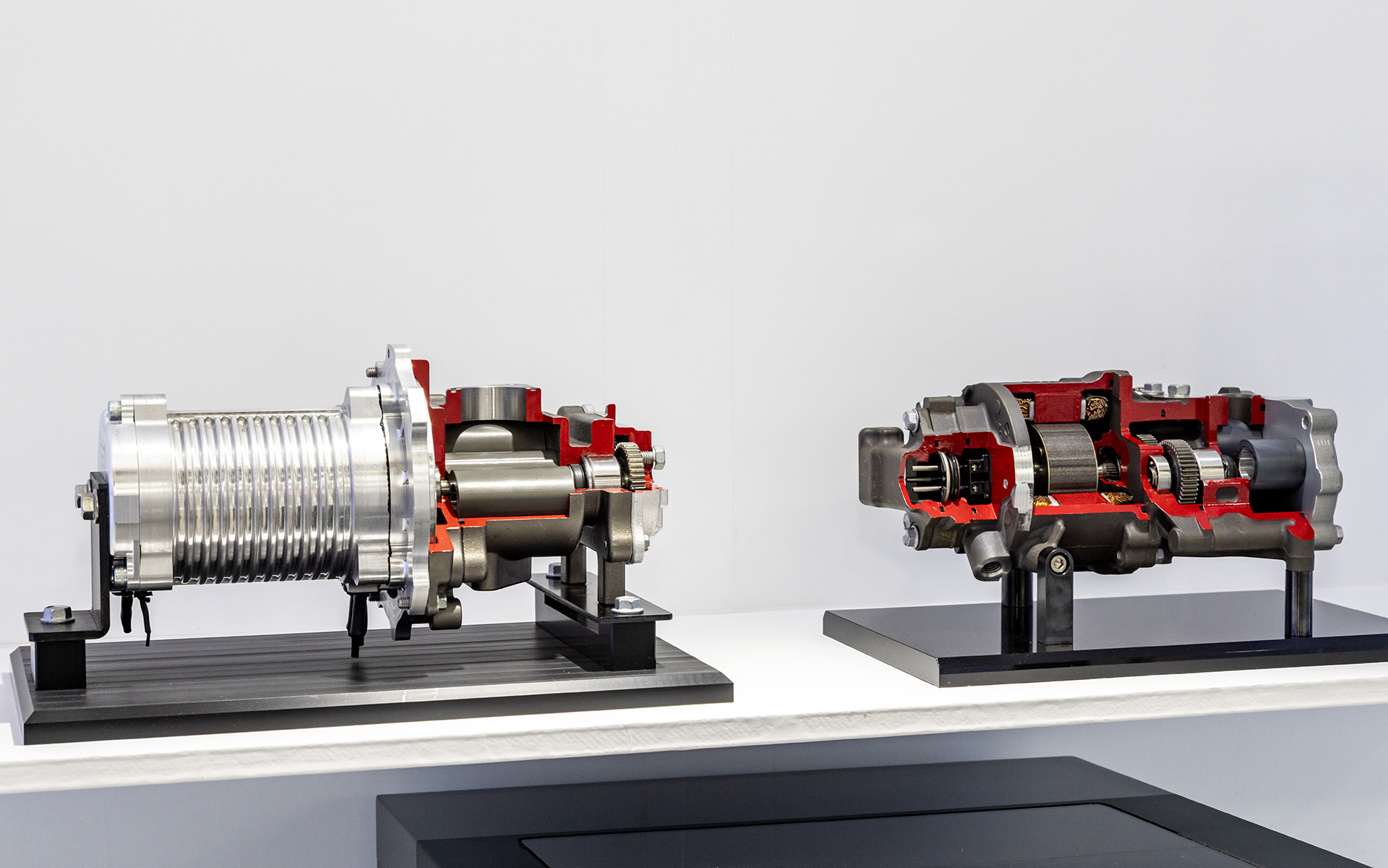 エアコンプレッサー（写真左）と水素循環ポンプ