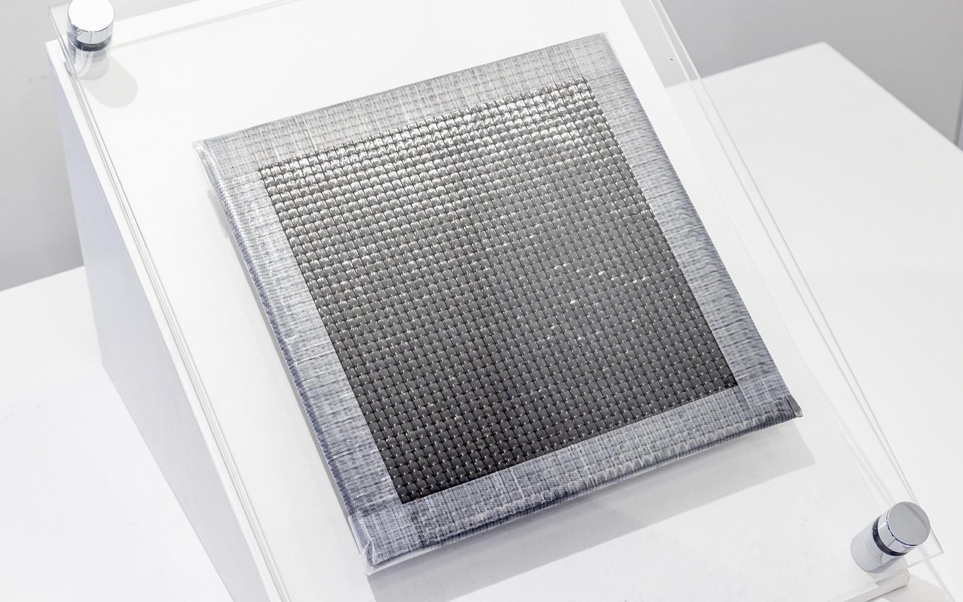 一般的な平編みではなく厚み方向にも繊維を重ねた立体構造となっている