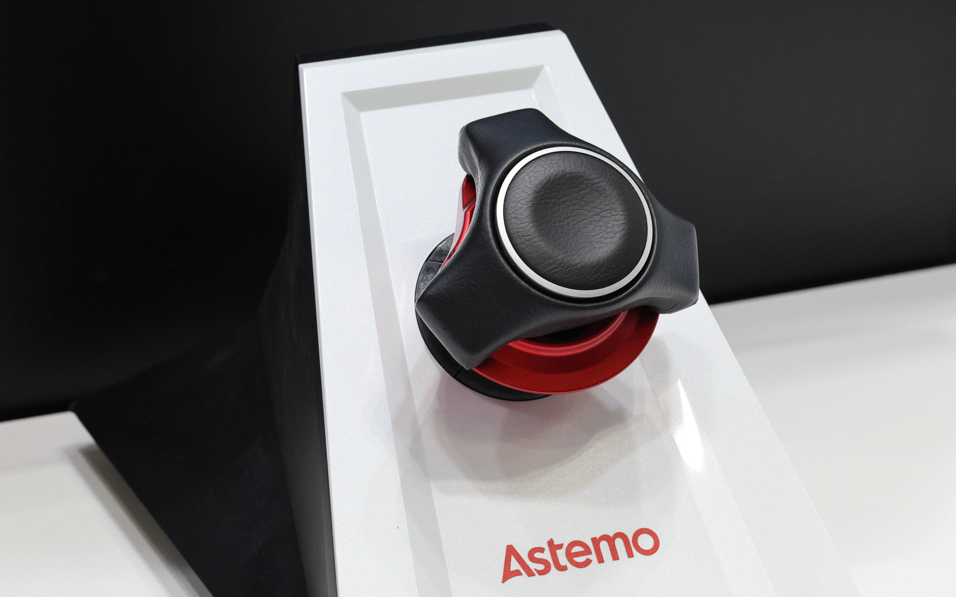 リンクレス形式の「ステア・バイ・ワイヤシステム SBWS」