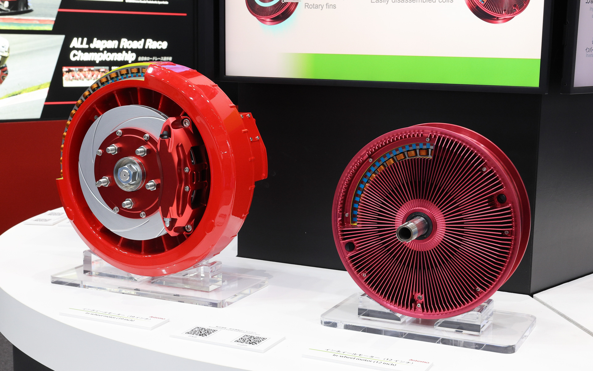 新開発のインホイルモーター。小型の12インチタイプ（右）は軽自動車や2輪車への搭載も可能