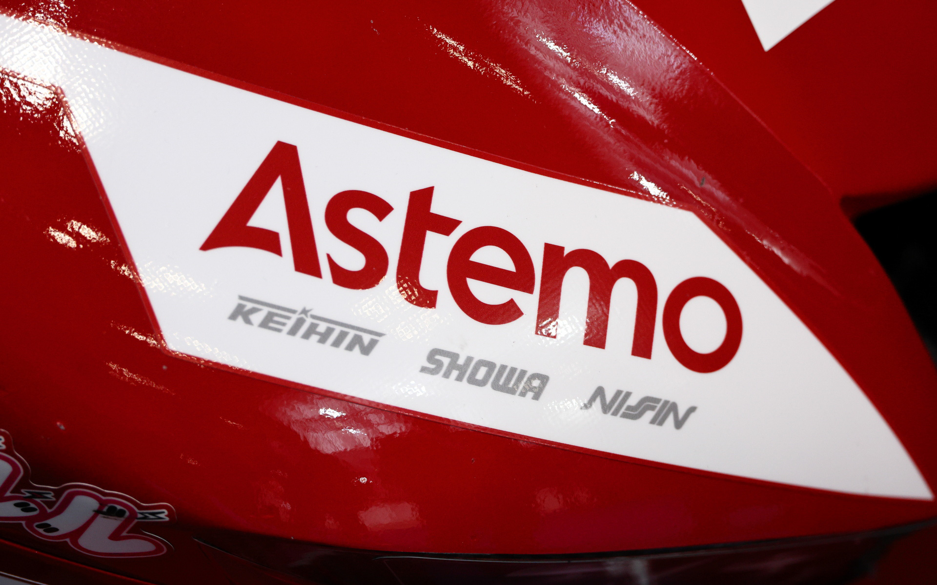 カウルには今もブランドとしてその名を残すKEIHIN、SHOWA、NISSINの名を見ることができる