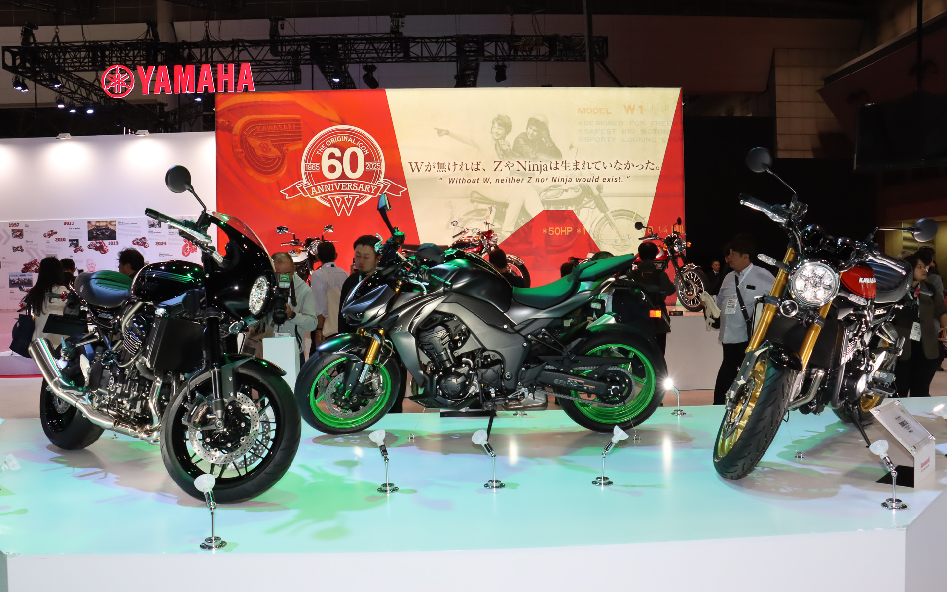 カワサキブースで世界初公開された「Z900RS CAFE」（左）と「Z900RS SE」（右）。中央は日本初公開となった「Z1100 SE」