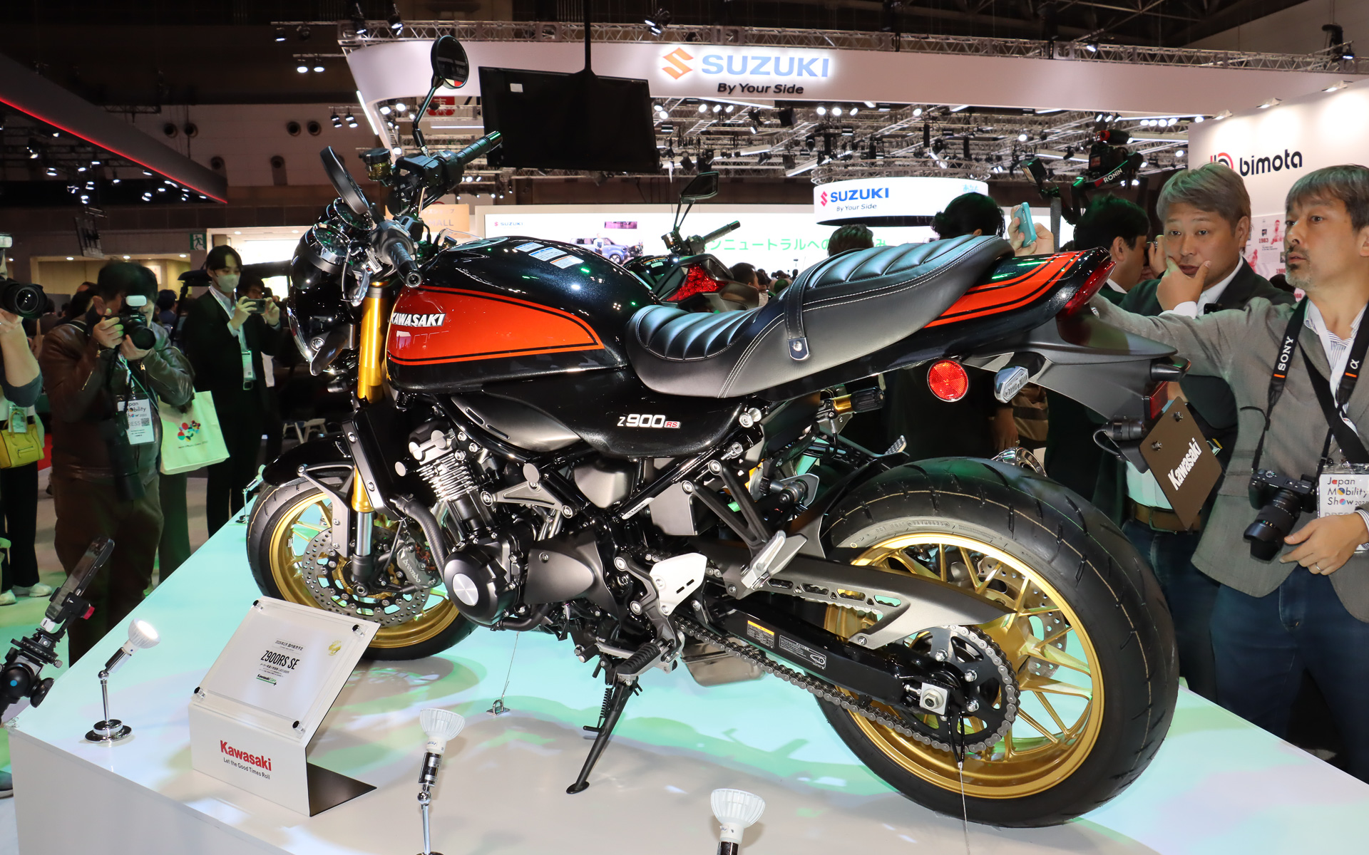 車体色にゴールドのアウターチューブが際立つ「ファイヤーボールカラー」を採用