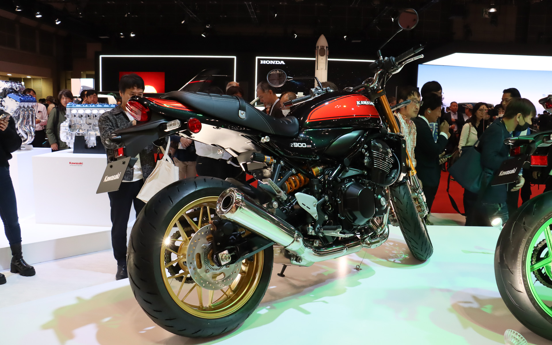 車体色にゴールドのアウターチューブが際立つ「ファイヤーボールカラー」を採用