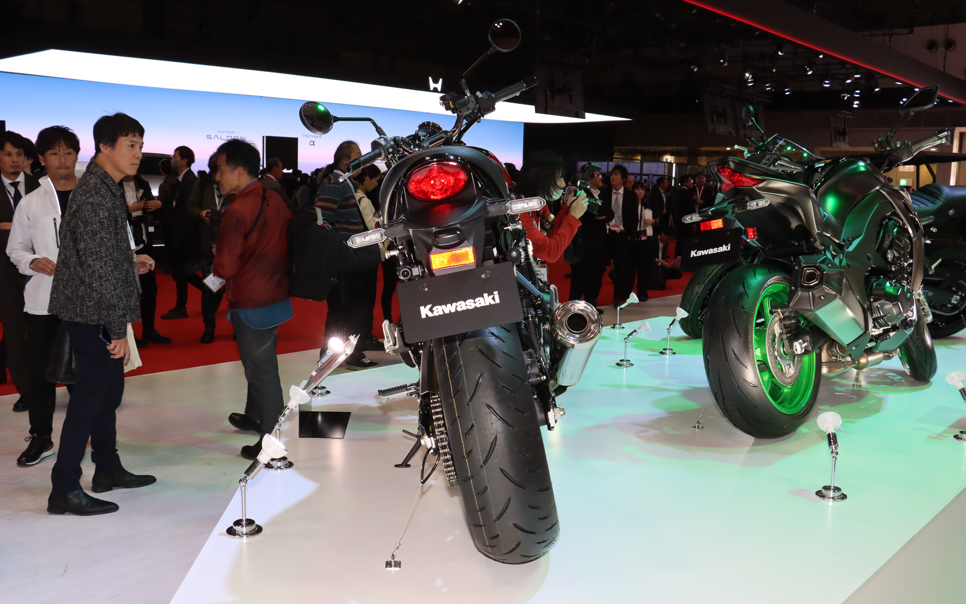 新設計のメガホン型サイレンサーとエキゾーストヘッダーパイプによってレトロスポーツイメージを強調