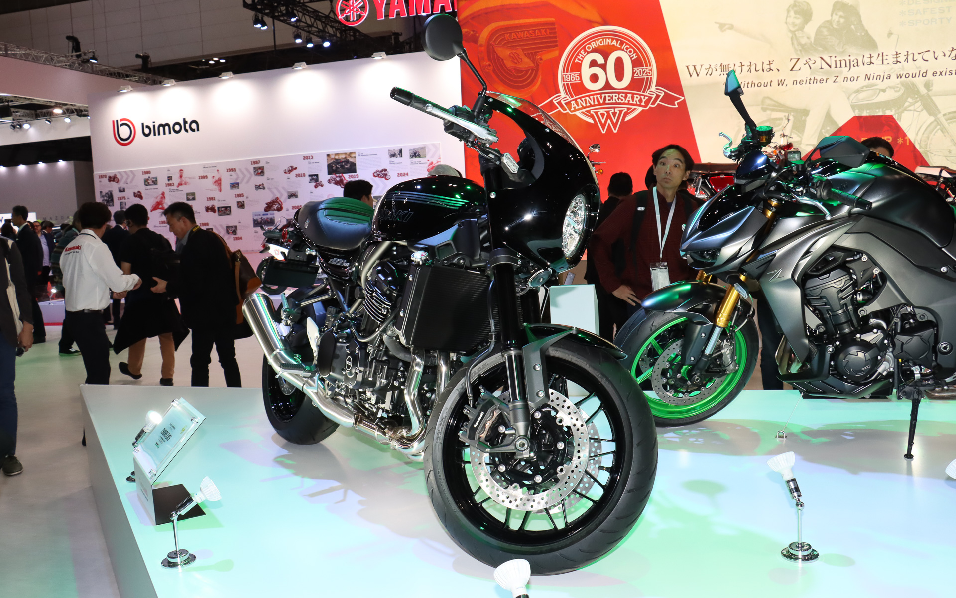 フロントカウルやドロップタイプのハンドルバー、専用の段付きシートなど、往年の“スーパーバイクレーサー”を連想させる外観デザインを採用