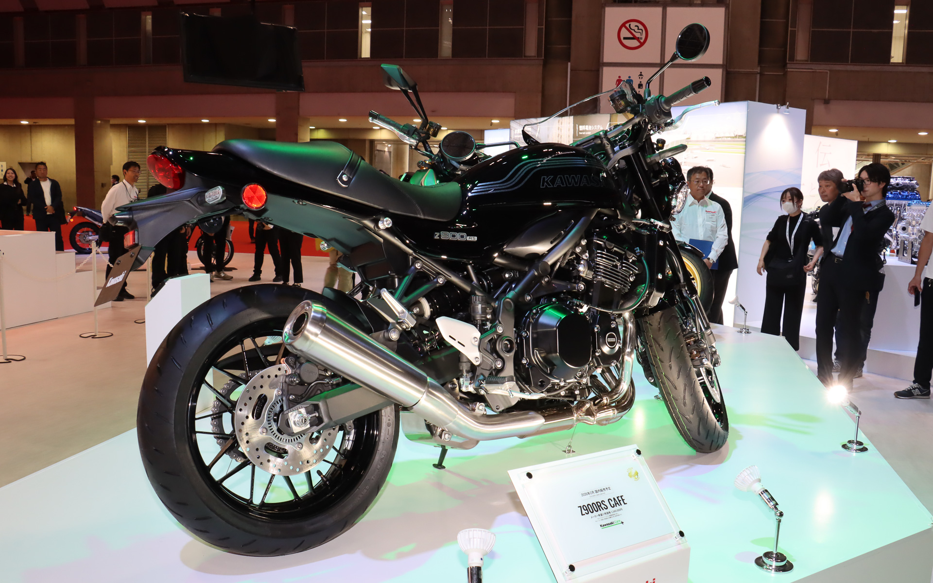 フロントカウルやドロップタイプのハンドルバー、専用の段付きシートなど、往年の“スーパーバイクレーサー”を連想させる外観デザインを採用