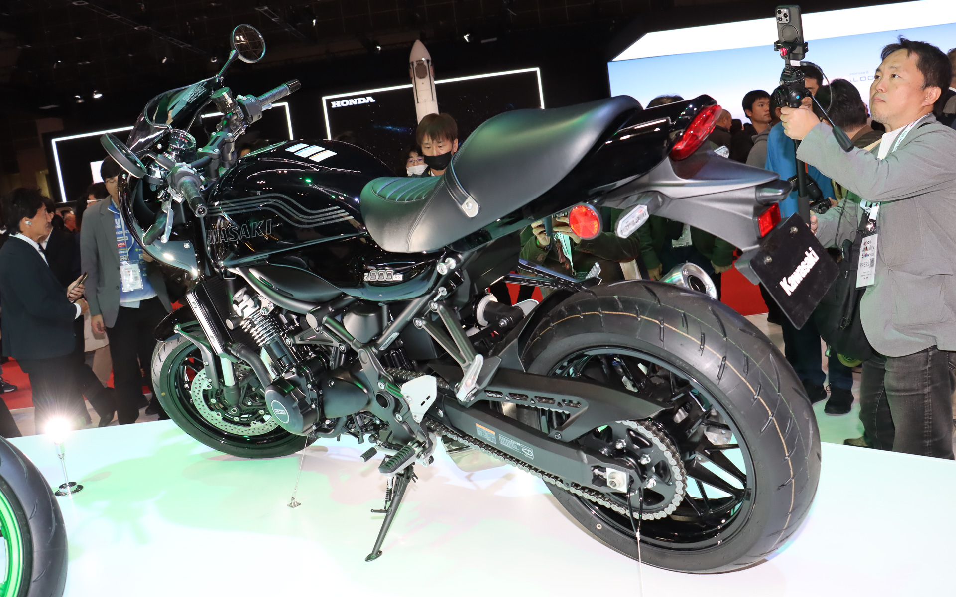 ヘアライン仕上げによって上質感を強調したサイレンサーを装着