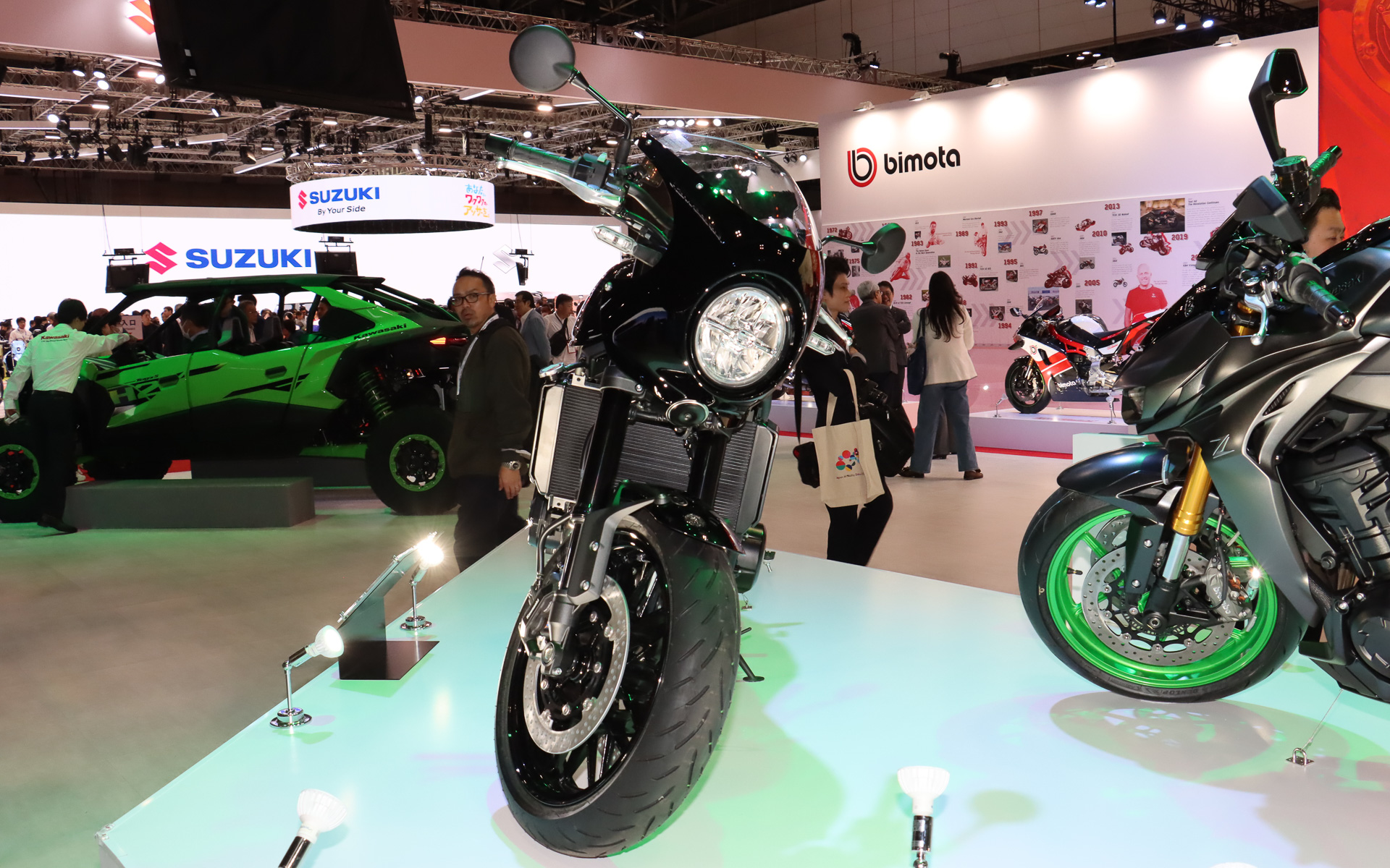 フルアジャスタブルフロント倒立フォークを採用