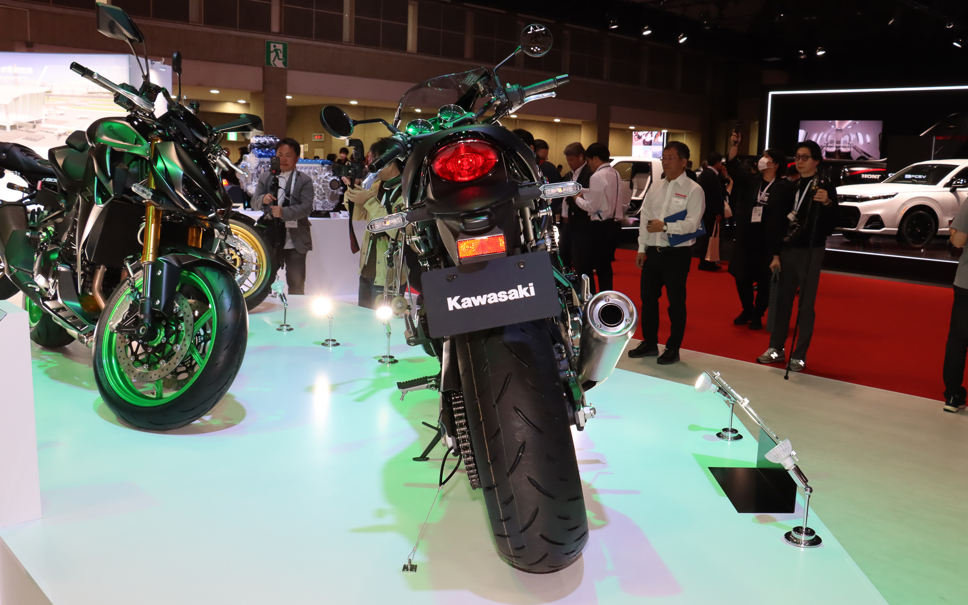 オーバル形状のLEDテールランプでクラシカルな雰囲気を演出する