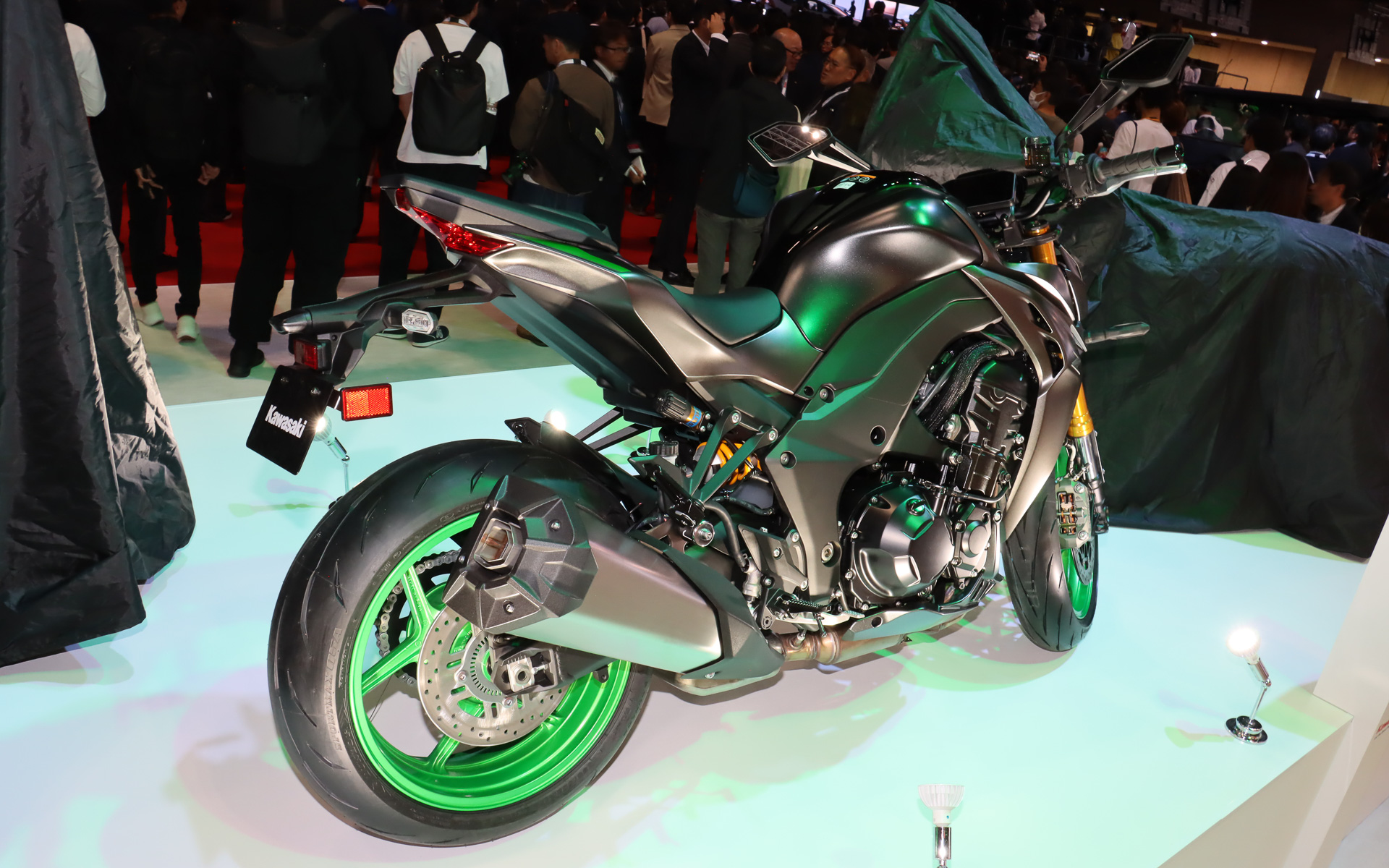 鋭いラインと力強い曲面で構成される「Sugomiスタイリング」を採用