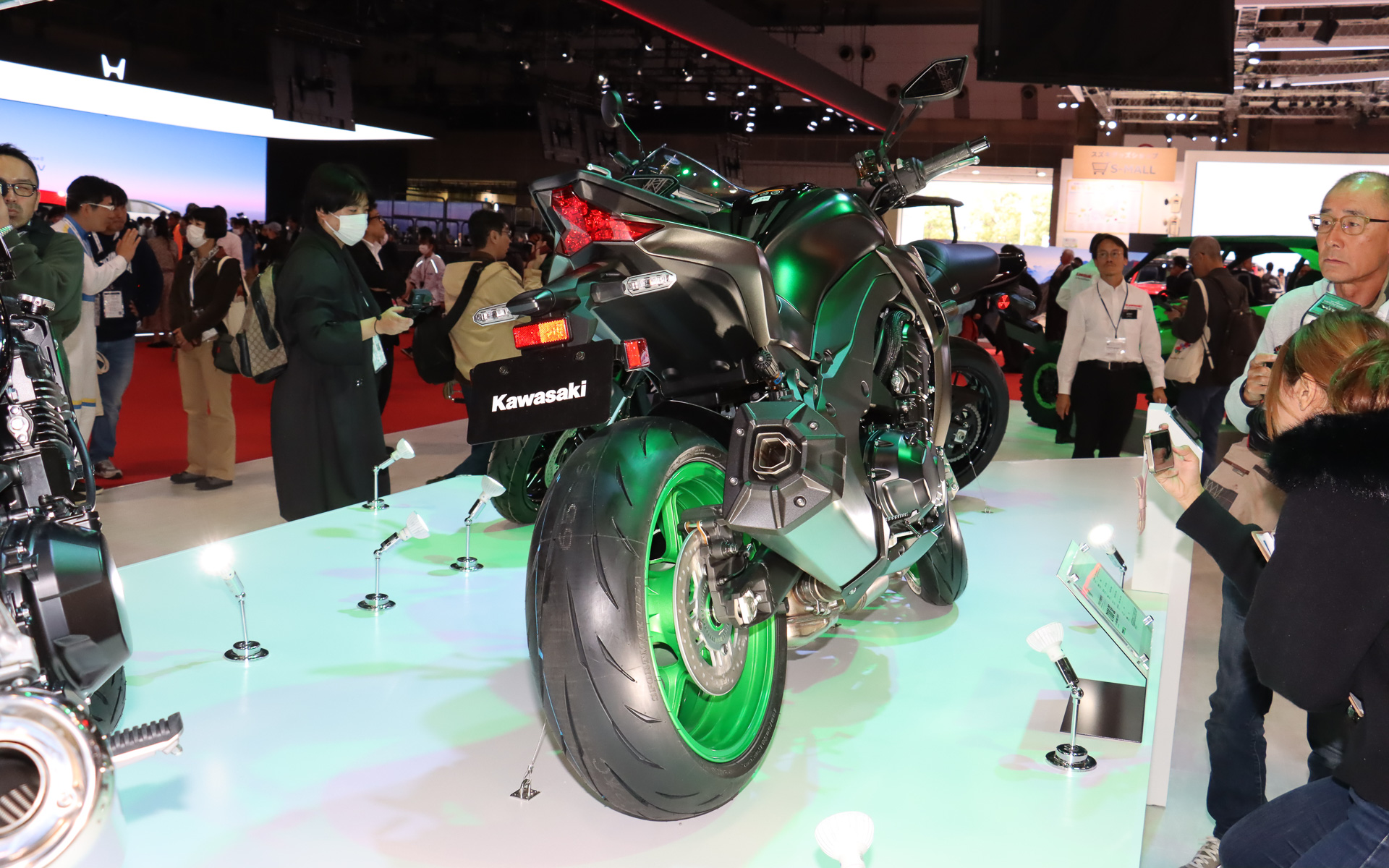 鋭いラインと力強い曲面で構成される「Sugomiスタイリング」を採用